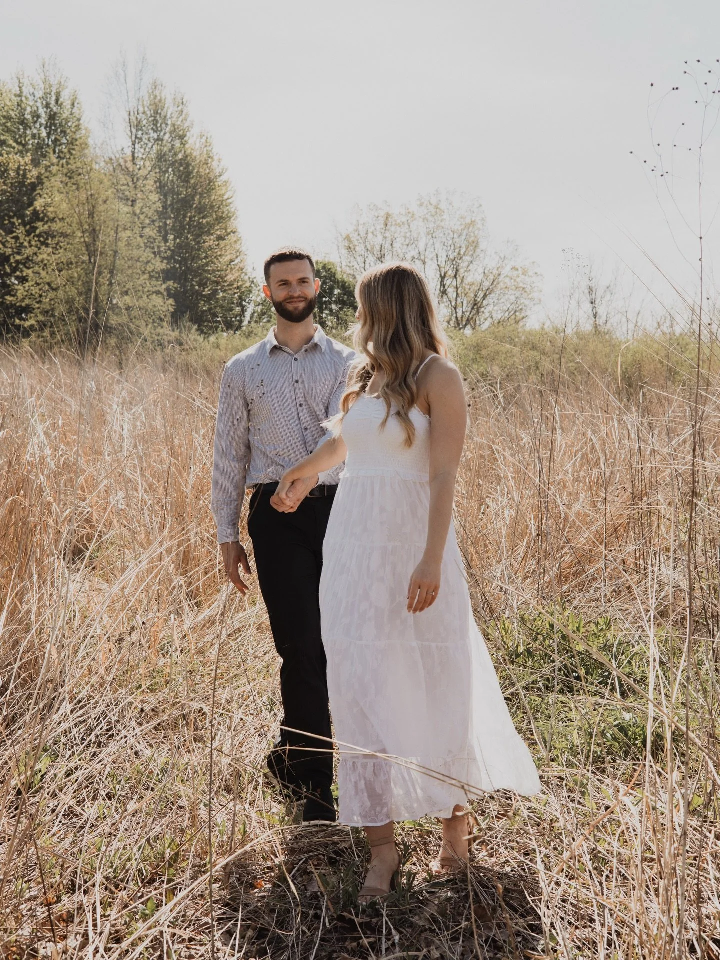 Morning sessions have the prettiest bright white light!
.
📷 @emroseweddings