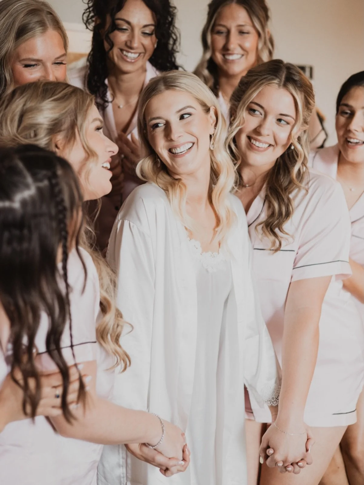 The Gals ✨🤍🍾
.
📷 @emroseweddings
