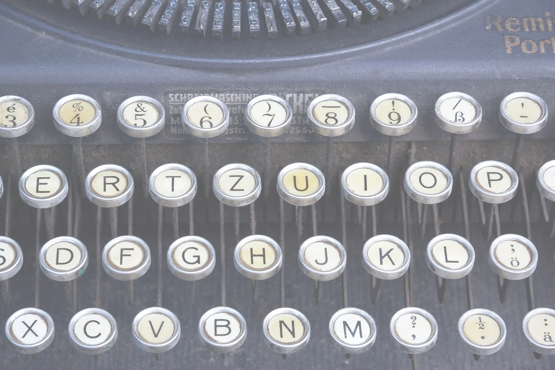 typewriter-464746_1920+%281%29.jpg