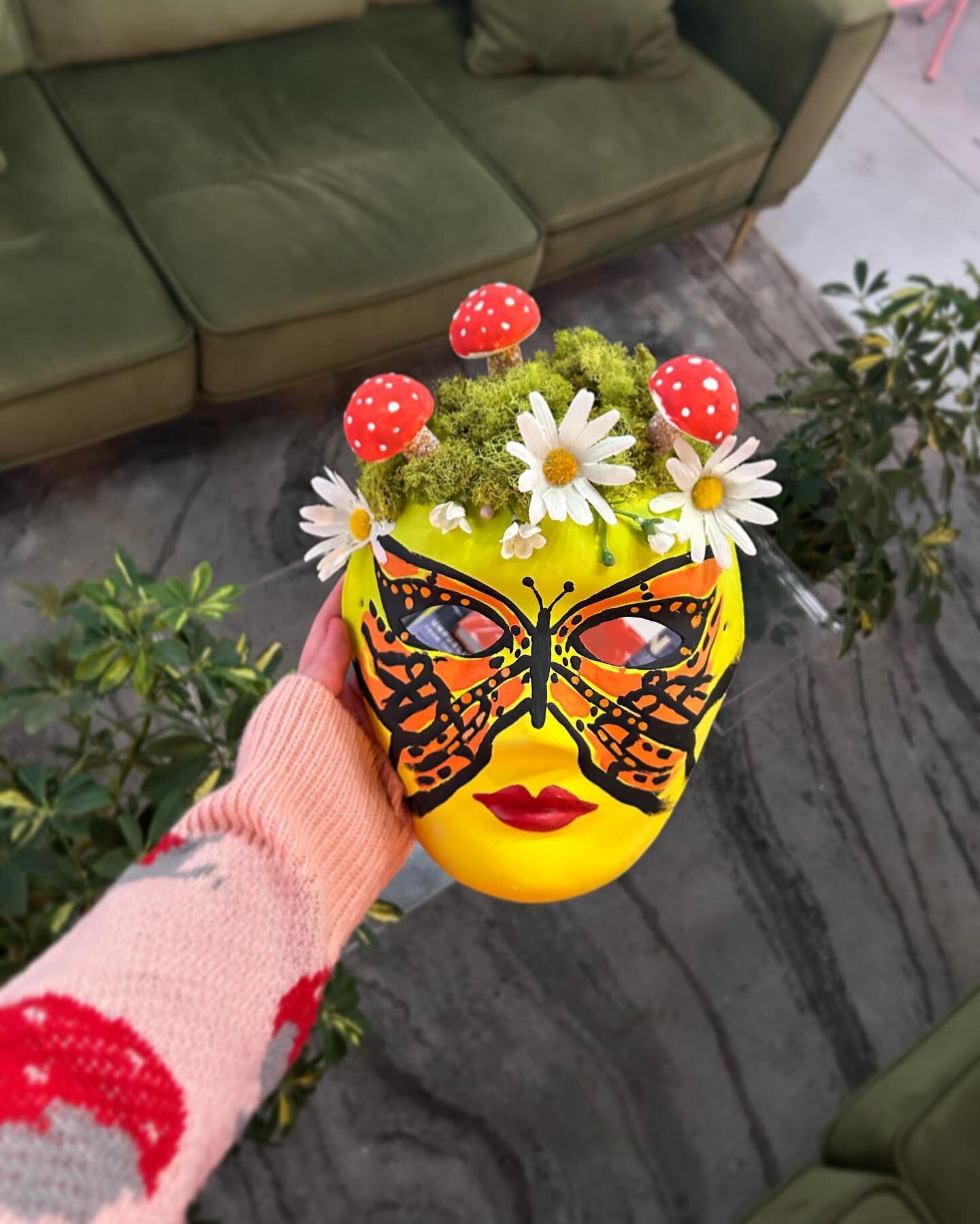 Mindy&rsquo;s butter fly mask fits the vibe! What&rsquo;s your favorite kind of butterfly?
Type 🦋if you love Dolly Parton!!!

#paintparty #paintparties #motherdaughterbusiness #womanownedbiz #artisforall #artisforeveryone #anyonecandoit  #paintingis