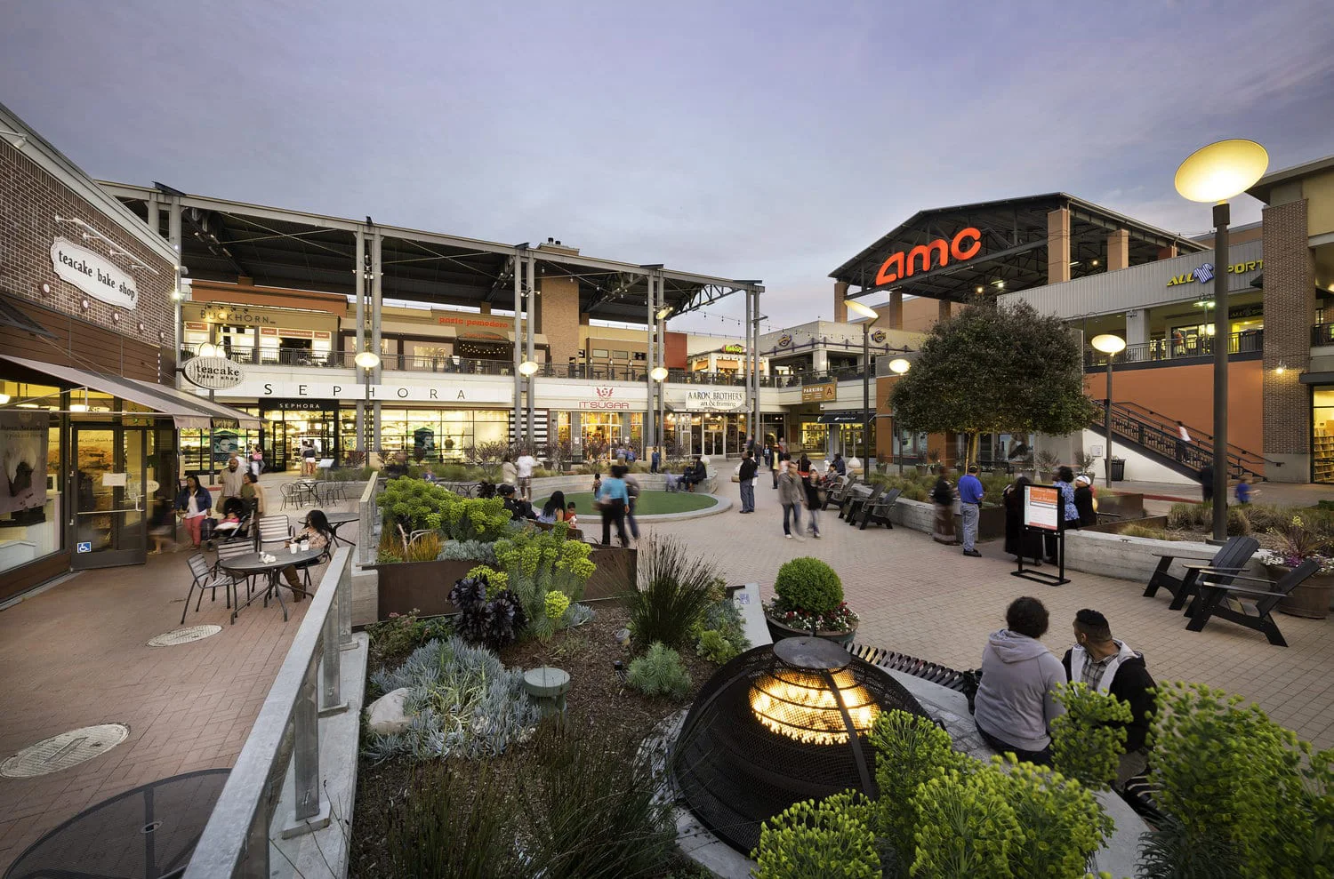 BAY STREET – SHOPPING, DINING AND ENTERTAINMENT EXPERIENCE