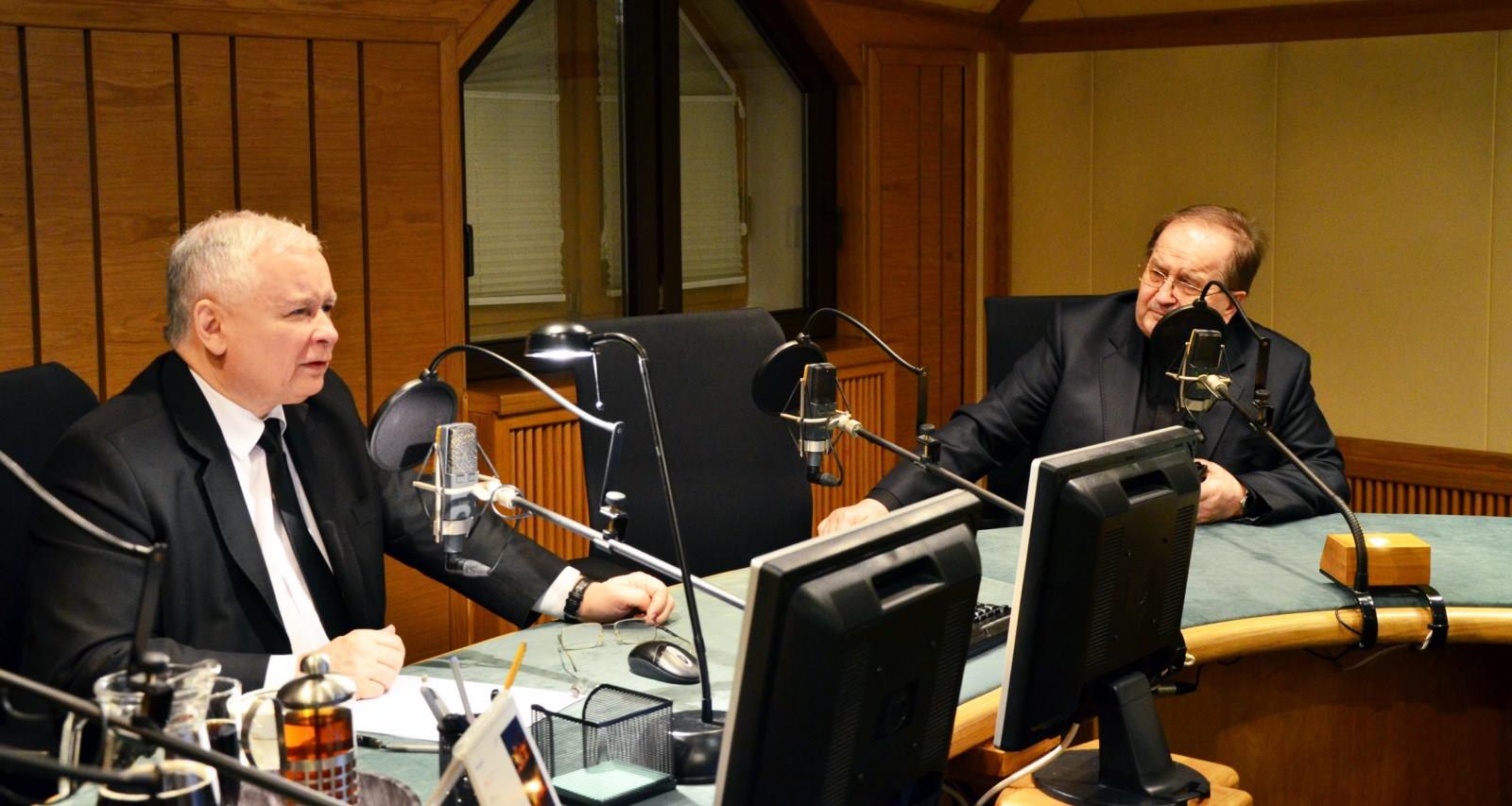 Il leader della destra polacca, Jarosław Kaczyński, ospite negli studi di Radio Maryja con il fondatore di quest’ultima, padre Tadeusz Rydzyk (dalla pagina Facebook di Radio Maryja).