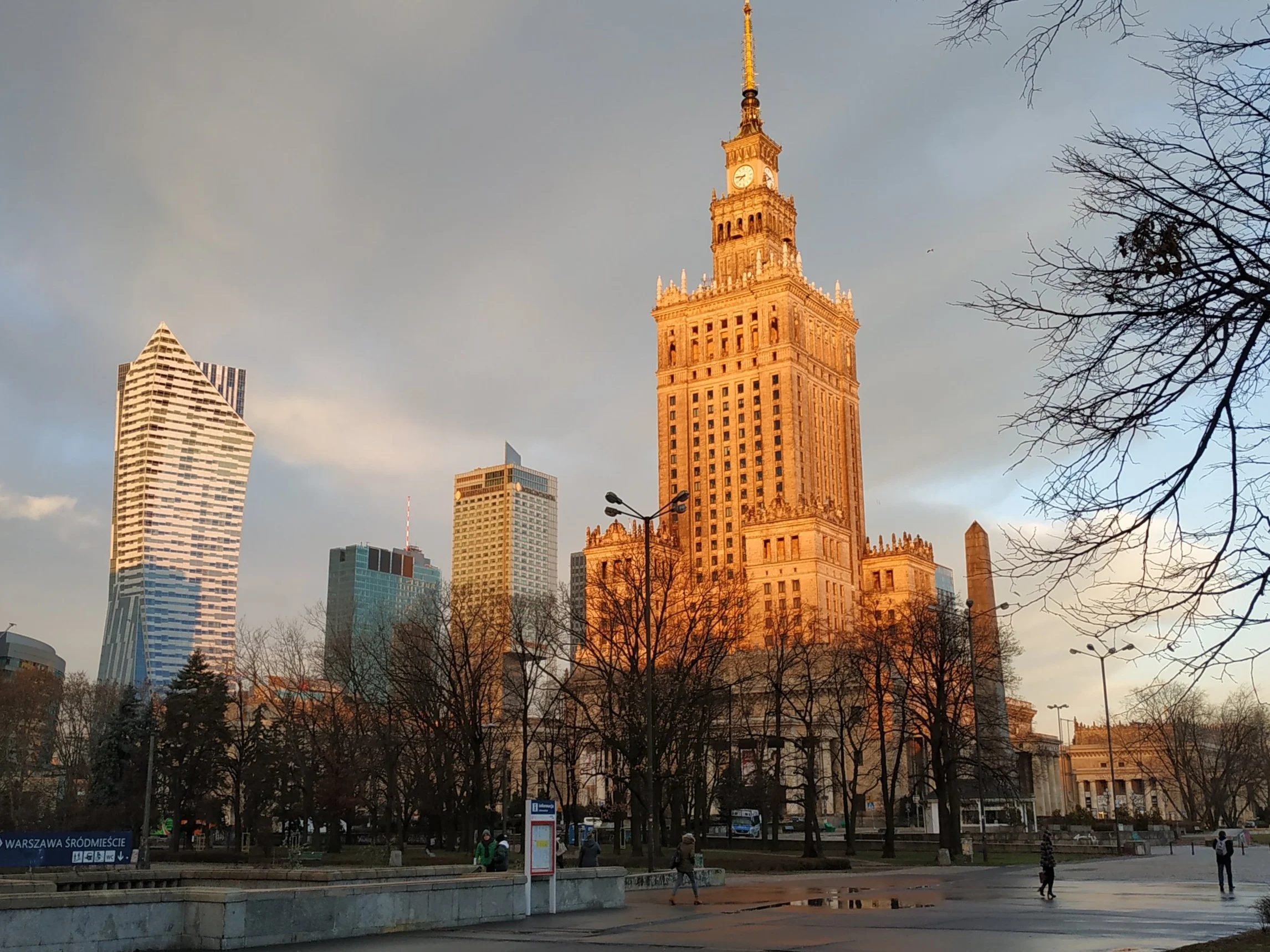 In primo piano il Palazzo della Cultura e della Scienza, sulla sinistra la torre di Złota 44