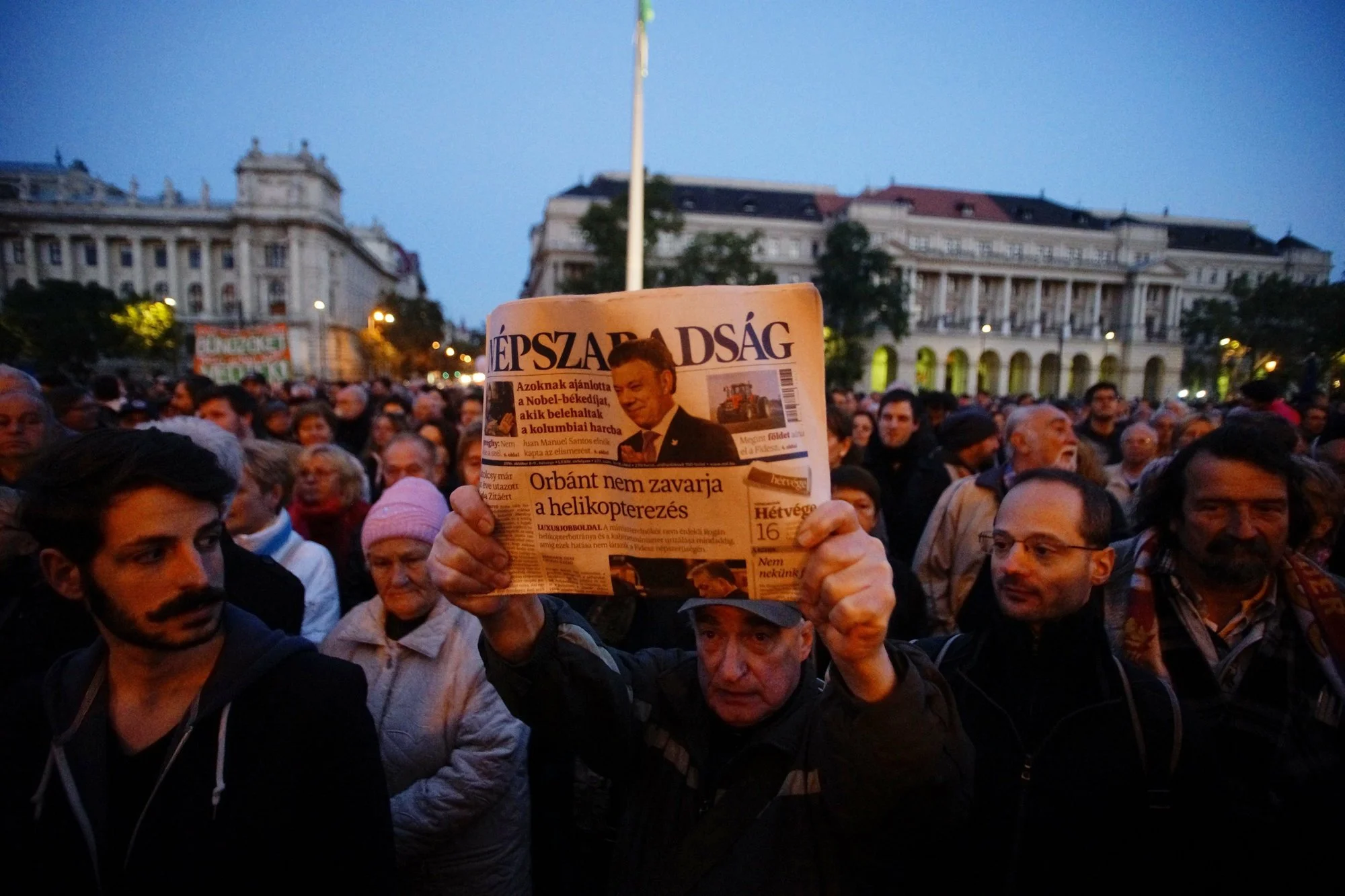 Un manifestante a Budapest mostra l’ultimo numero di Népszabadság, quotidiano chiuso l’8 ottobre 2016 su pressioni del governo Orbán