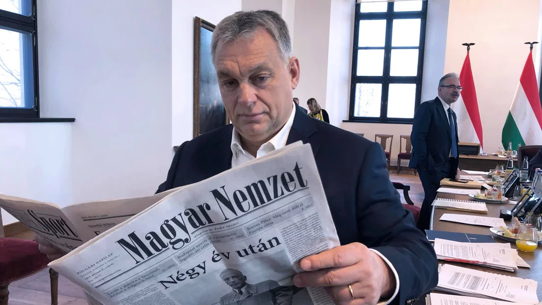 Il premier ungherese Viktor Orbán legge una copia di Magyar Nemzet, quotidiano confluito in Kesma, fondazione che raggruppa circa 500 organi d’informazione filo-governativi / index.hu
