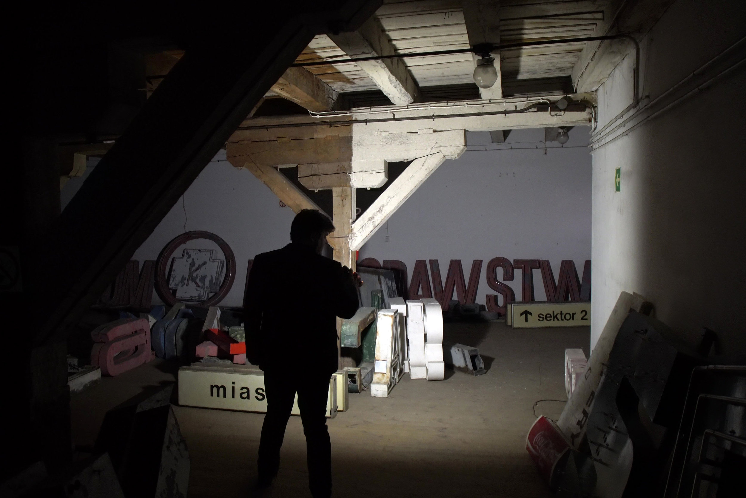 Il magazzino dove i responsabili del Neon Muzeum di Varsavia raccolgono le insegne colorate che illuminarono Varsavia e altre città dell’Est al tempo del comunismo.