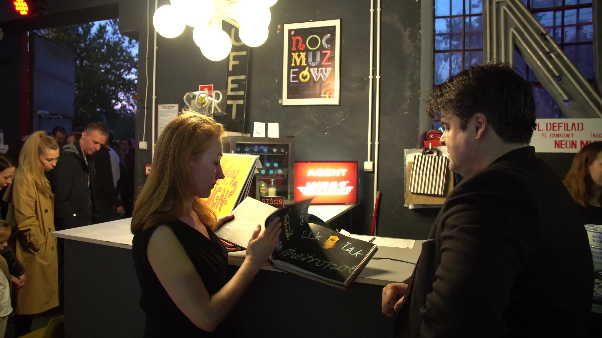 Ilona Karwińska e David Hill, i fondatori del Neon Muzeum.