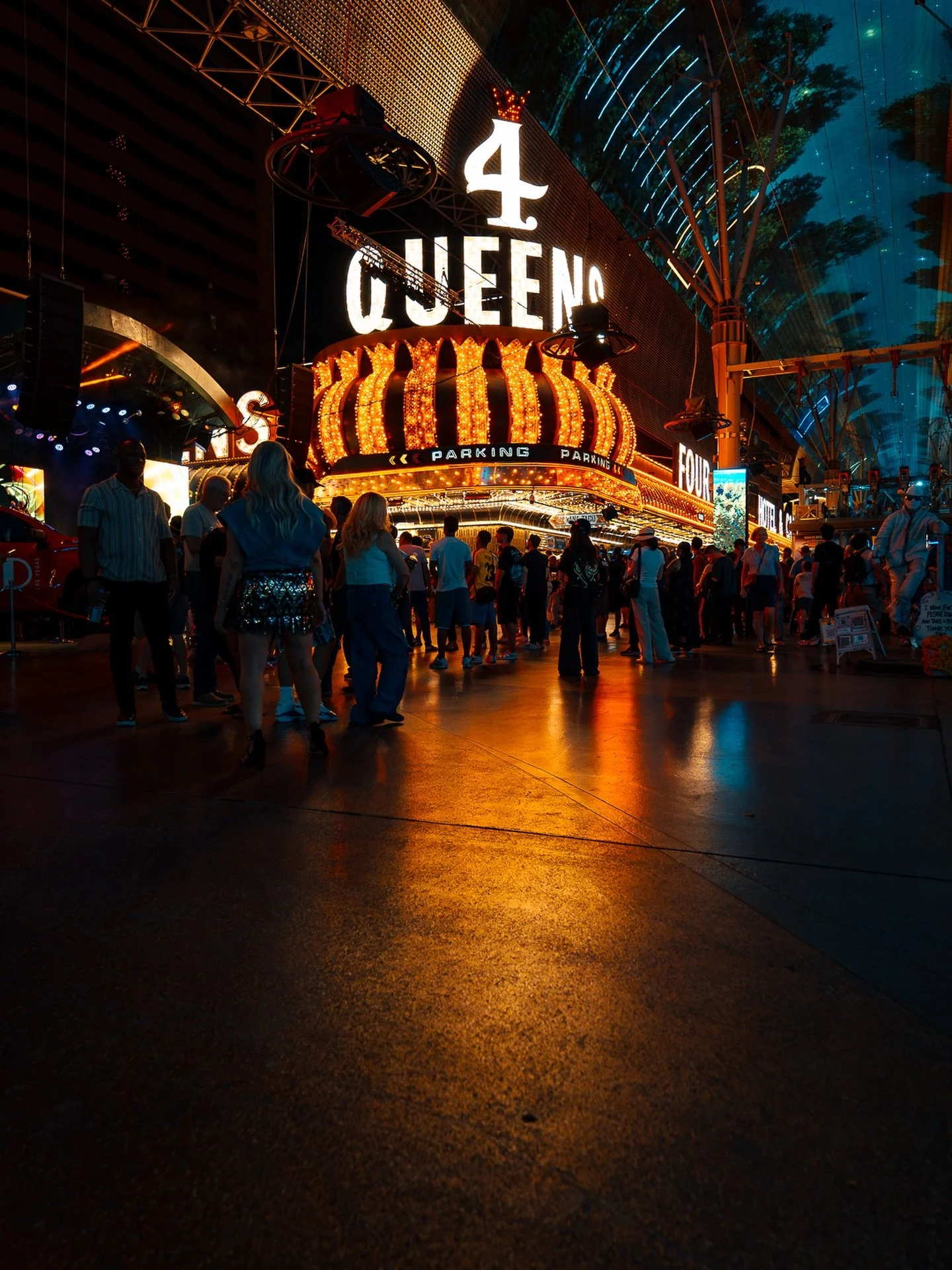 Best &ldquo;people watching&rdquo; spot in the whole wide world
.
.
.
.
#4queens #fremontstreetexperience #downtownlasvegas #peoplewatching #straightouttavegas