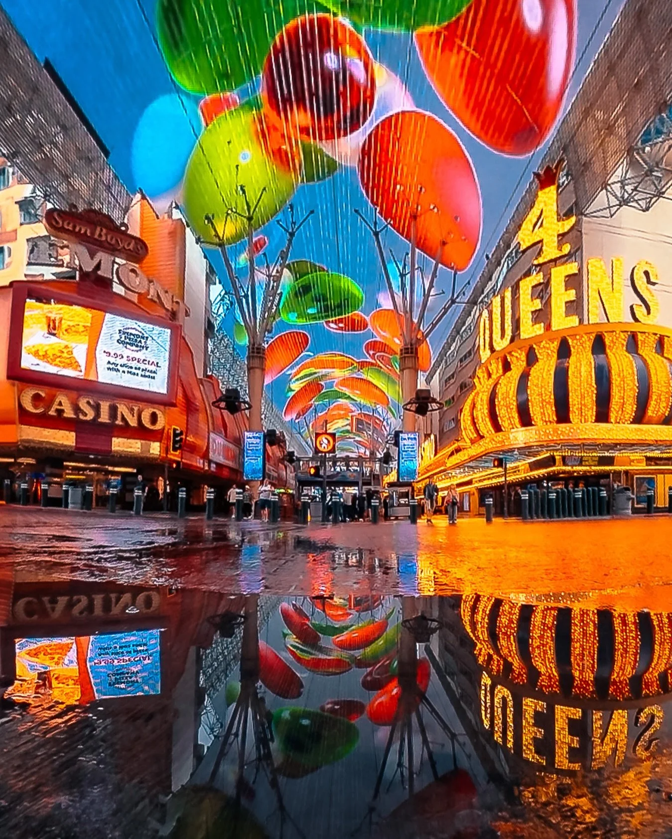 Wet 💦
.
.
.
.
#vcc #vegascreativecollective #straightouttavegas #vegasvibes #lasvegaslife #lasvegascreators #creatorsofinstagram #creatorsoflasvegas #lasvegaslocals #streetphotography #fremontstreet #urbanphotography #fremontstreetexperience #creata