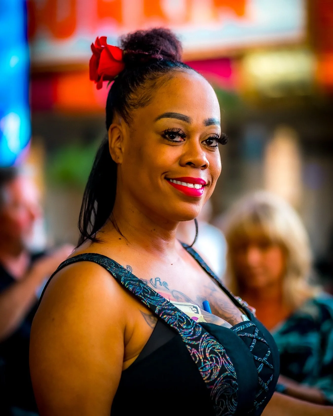 Faces of Fremont: @dariamartine_ 
.
.
.
.
#vocalist #queen #oldschoolrnb #fremontstreetexperience #straightouttavegas