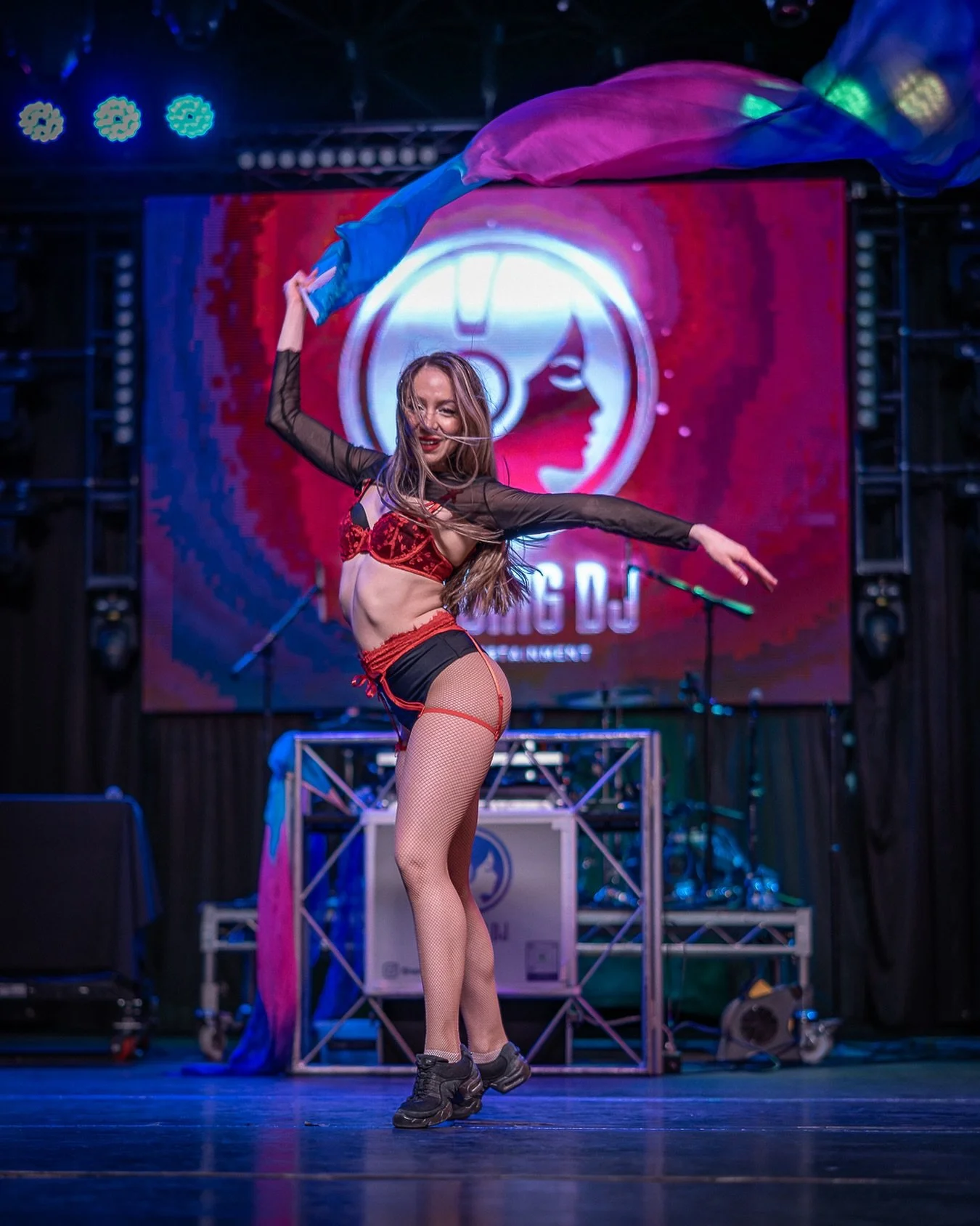 Faces of Fremont: @ivone_caicedo 
.
.
.
.
#dancelover #choreography #performance #fremontstreetexperience #straightouttavegas
