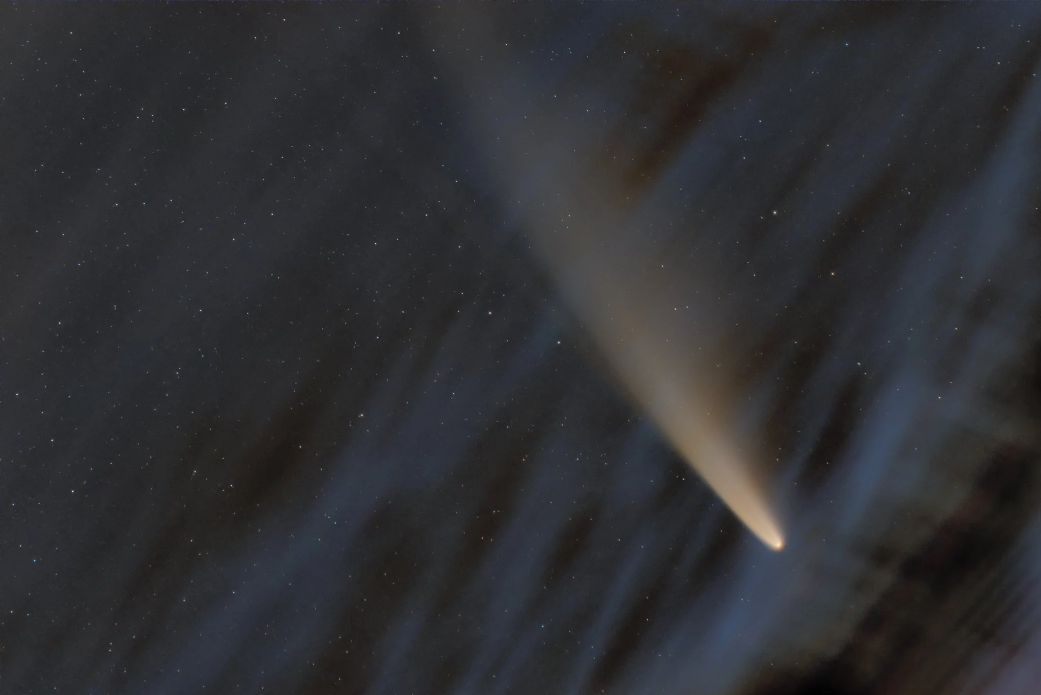 C/2020 F3 NEOWISE on July 7, 2020Image by 虞 骏