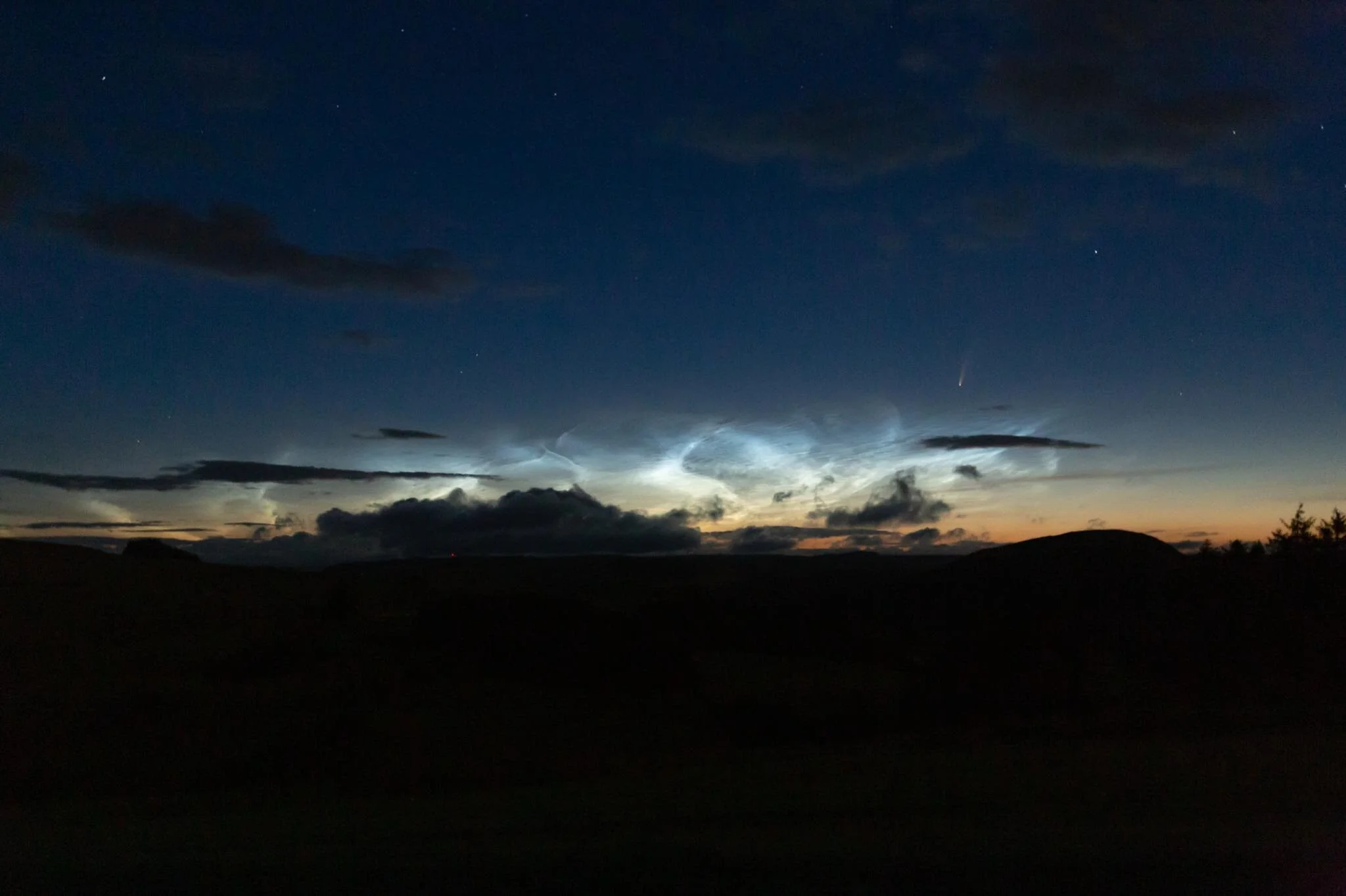 Last nights session at Llyn Clywedog, NLC display handheld the comet images are tripod mounted.Image by James Dean