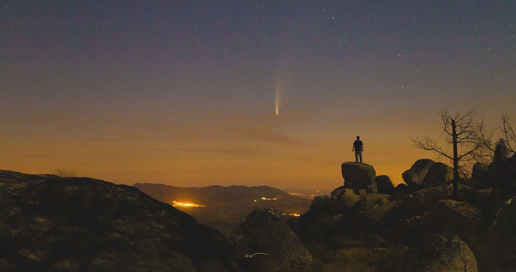 When the man comes around ...  Comet Neowise is delighting several generations, who since the distant comet Hale-Bopp has longed to see such an object crossing the skies ... These days it is well worth waking up early to observe and photograph .... …