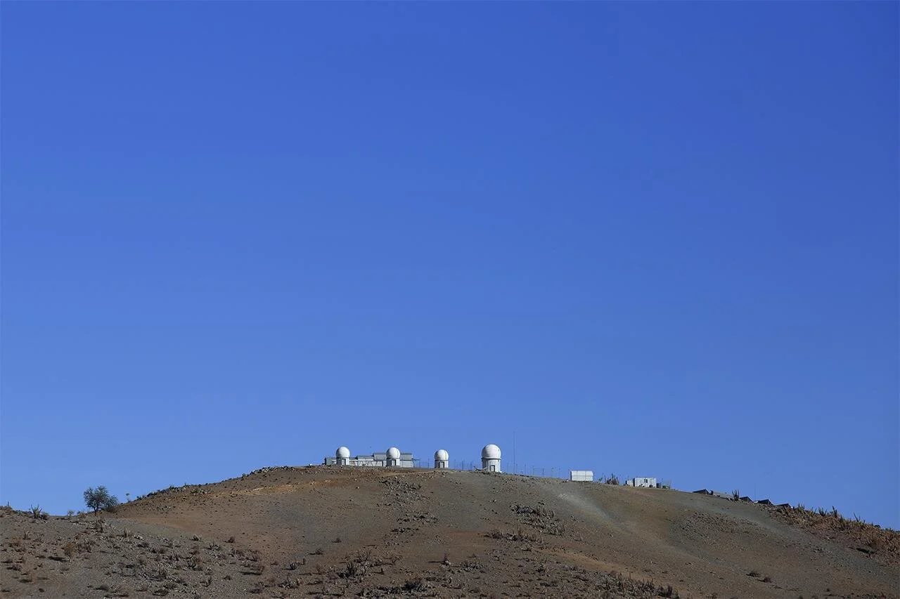The white domes of Chilescope are visible in the foreground © Elke Schulz