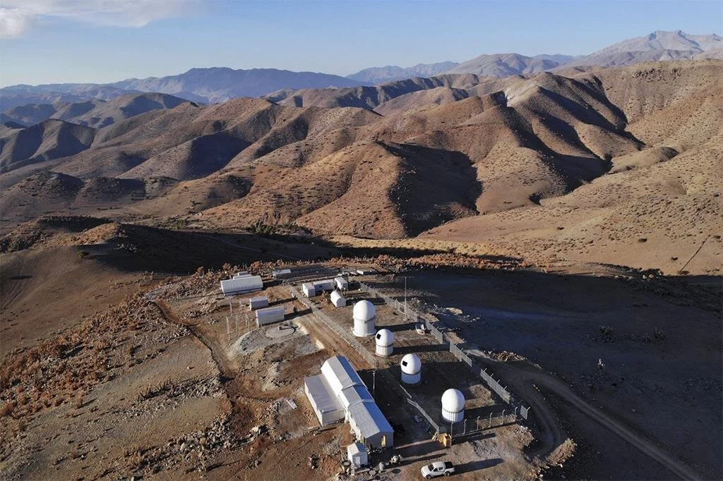 On the right you can see the Chilescope facility with the distinctive fence, on the left the buildings of the El Sauce observatory. © Vicente Fontana