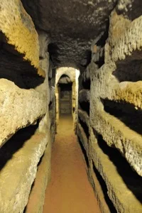 Catacumbae: una e permultis semitis cum defunctorum loculis.