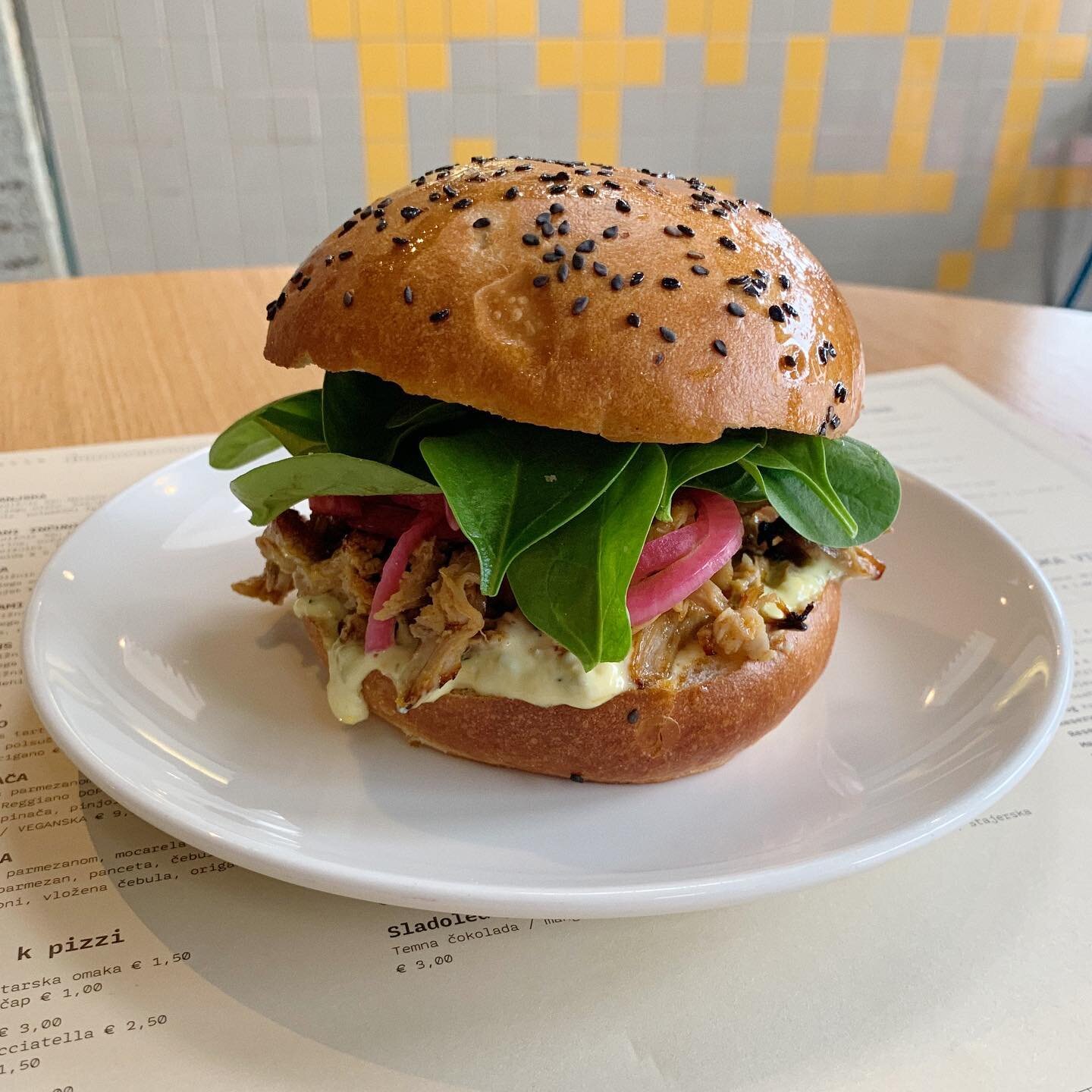 Pulled pork burger navdušuje s svojo sočnostjo ter svežino mlade špinače, domače tatarske omake in vložene čebule 🍔🌱 
Ostalo ponudbo pa lahko preverite na www.trappa.si 🌞
.
.
.
#trappa #trappaburger #trappadostava #burgerji  #burgerljublja