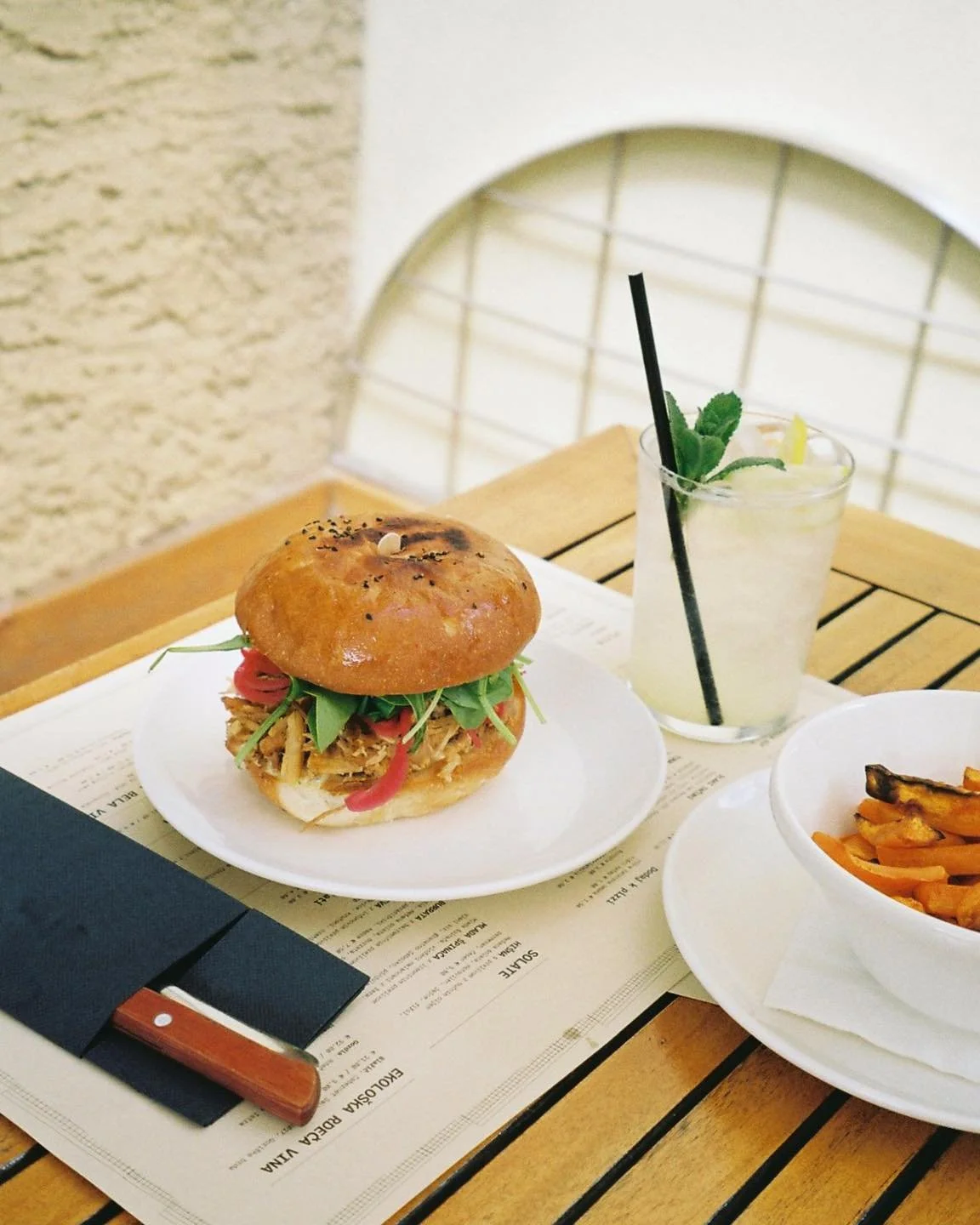 Burger z nacufanim svinjskim plečem, domačo tatarsko omako, vloženo rdečo čebulo in mlado &scaron;pinačo 😮&zwj;💨 pa kozarc ledene sveže limonade! 🍹