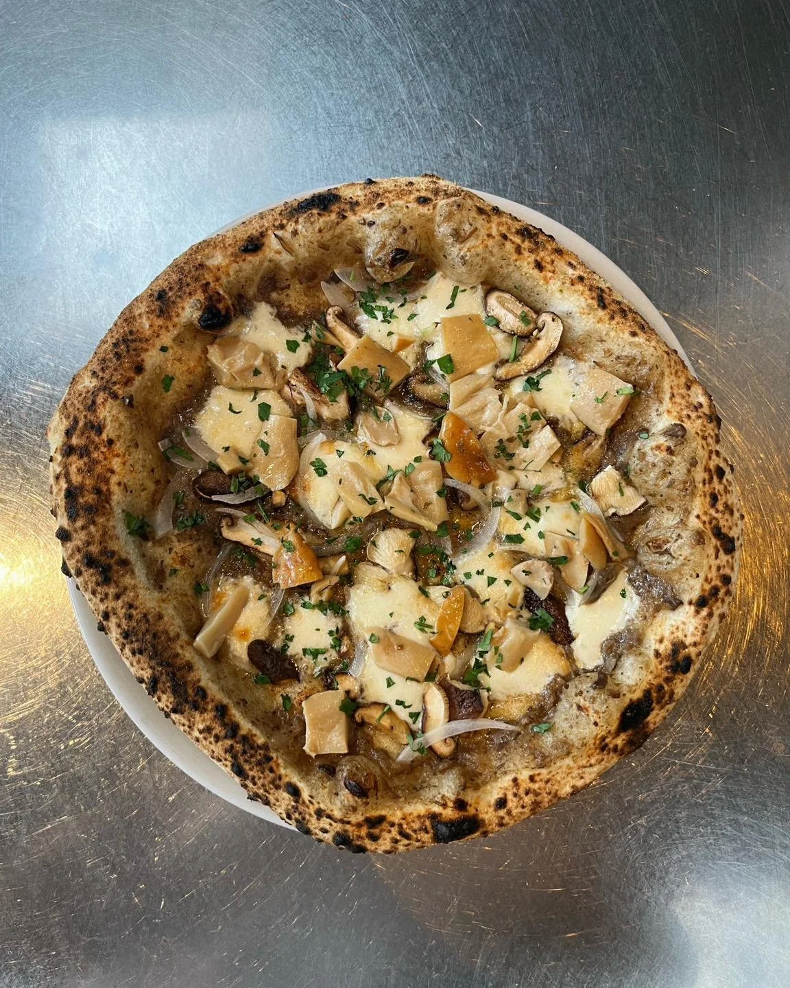 Ta teden na sporedu pica Funghi in burger s porchetto 💥 I&rsquo;ll take both, please 🤠