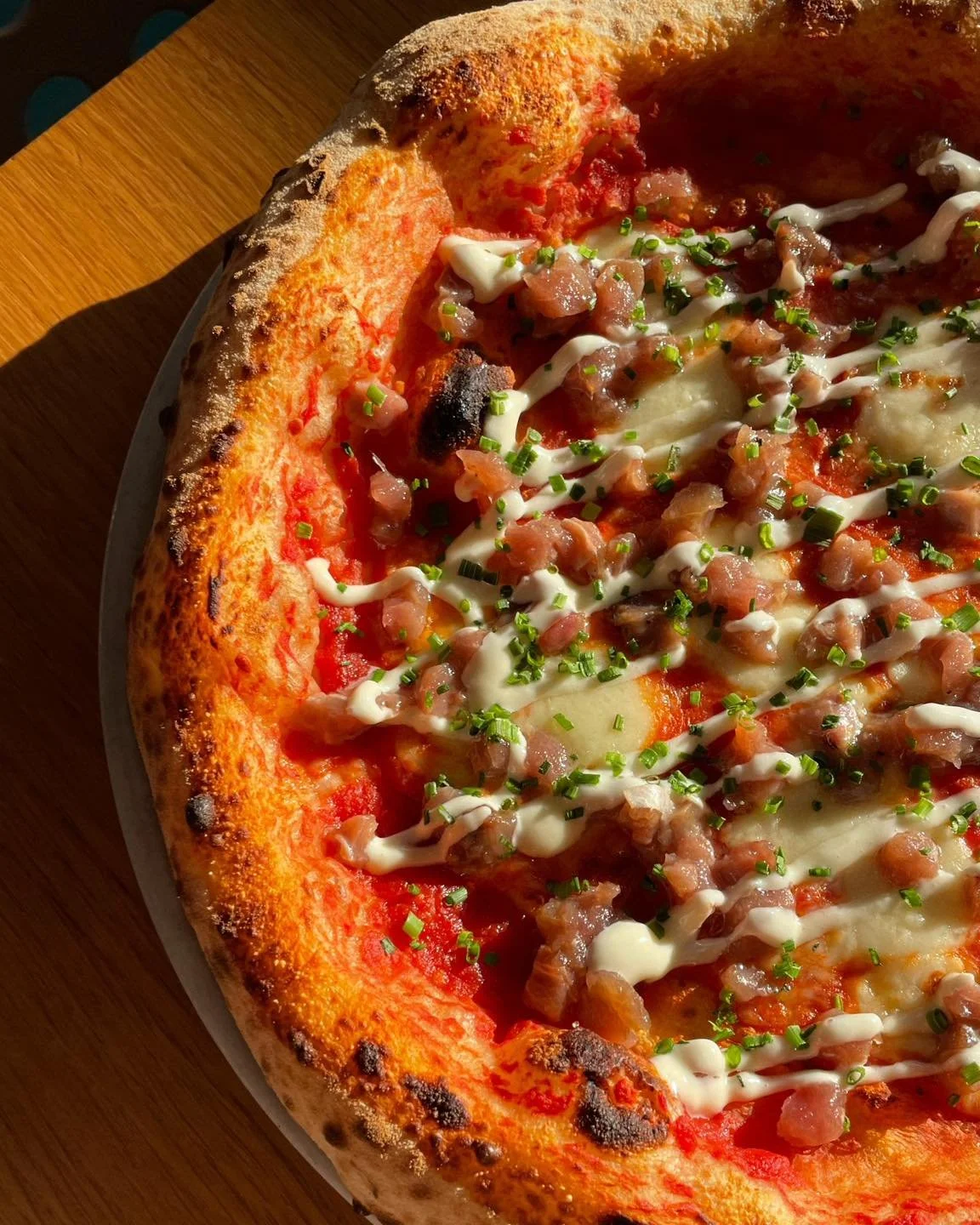 Tuna 🎣 pelati, mocarela, tunin tatar, wasabi majoneza, svež drobnjak 💫