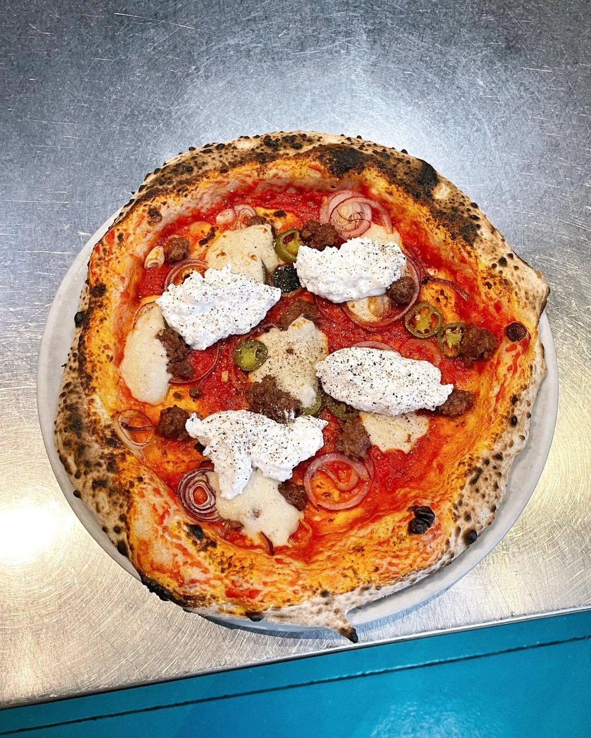 Kranjska veganska 🤯 s hi&scaron;no vegansko mocarelo, vegansko stracciatello, beyond meat drobljencem, rdečo čebulo in feferoni 💥