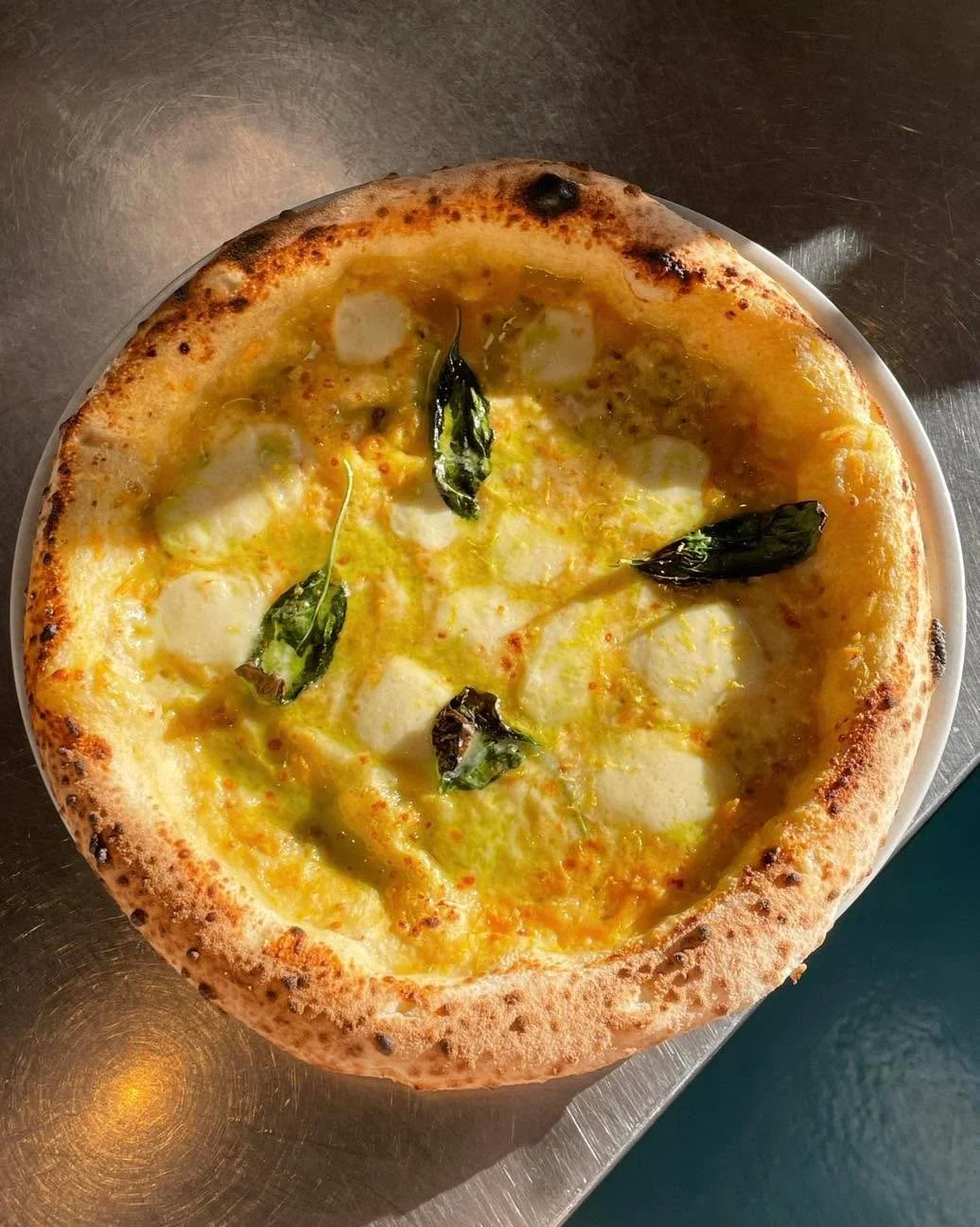 Zlata margherita je nazaj ✨ na tedenski &scaron;e caprese burger in bučna juha 💥 dober tek!