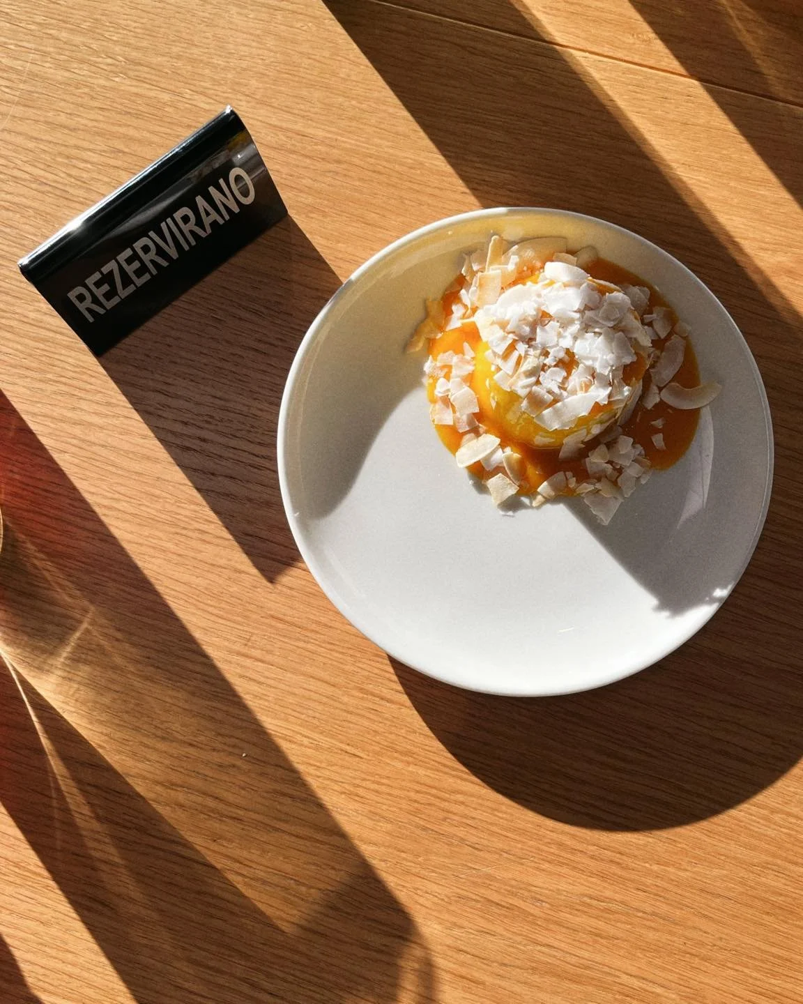 Kokosova strjenka z mangovim pirejem in praženim kokosom 😮&zwj;💨🥭