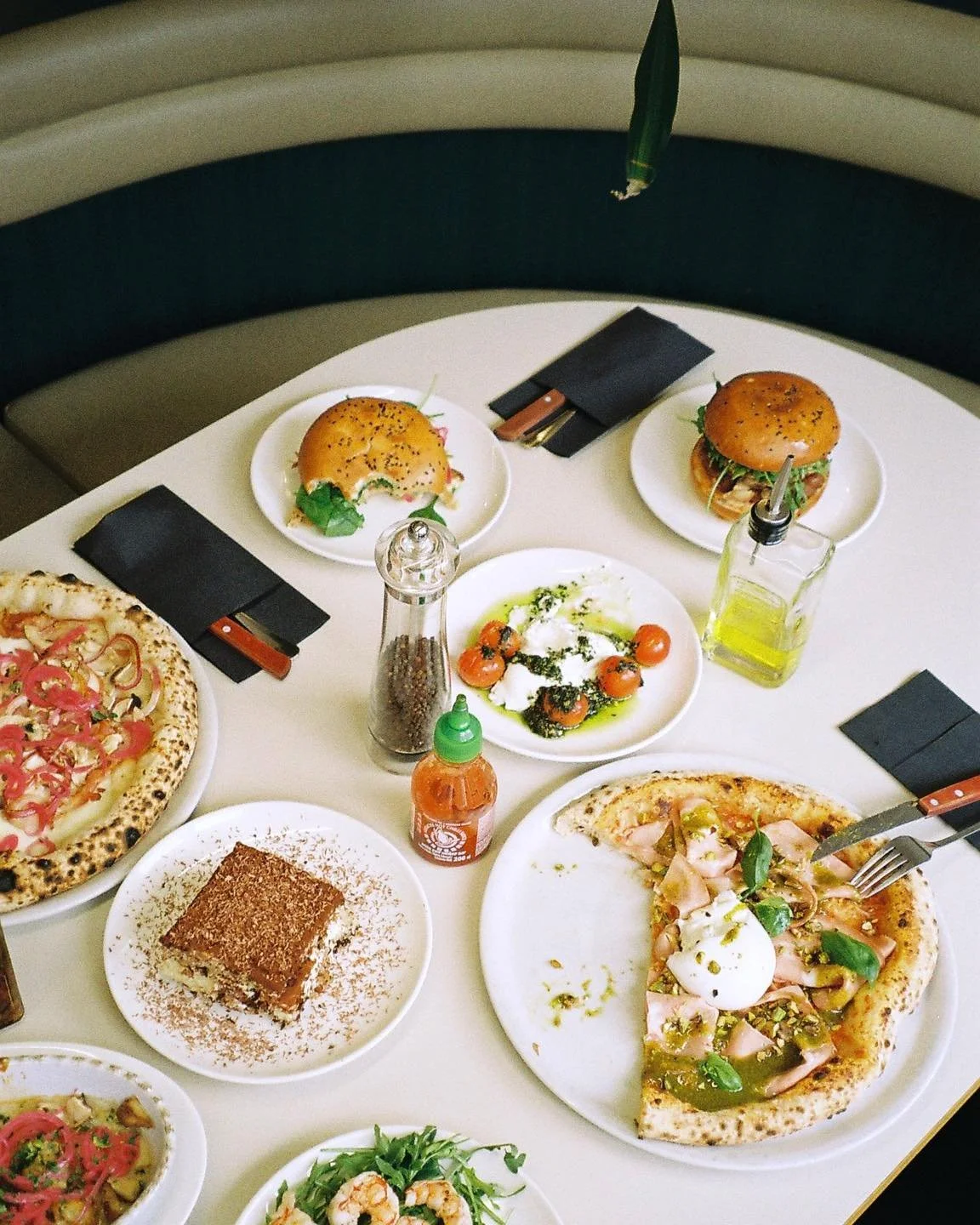 Ja, prov lu&scaron;tn vreme je zuni 🤪 glih prav za eno pico, burger, lazanjo pa tiramisu 😇 &scaron;e dobr, da vse to mamo 👀