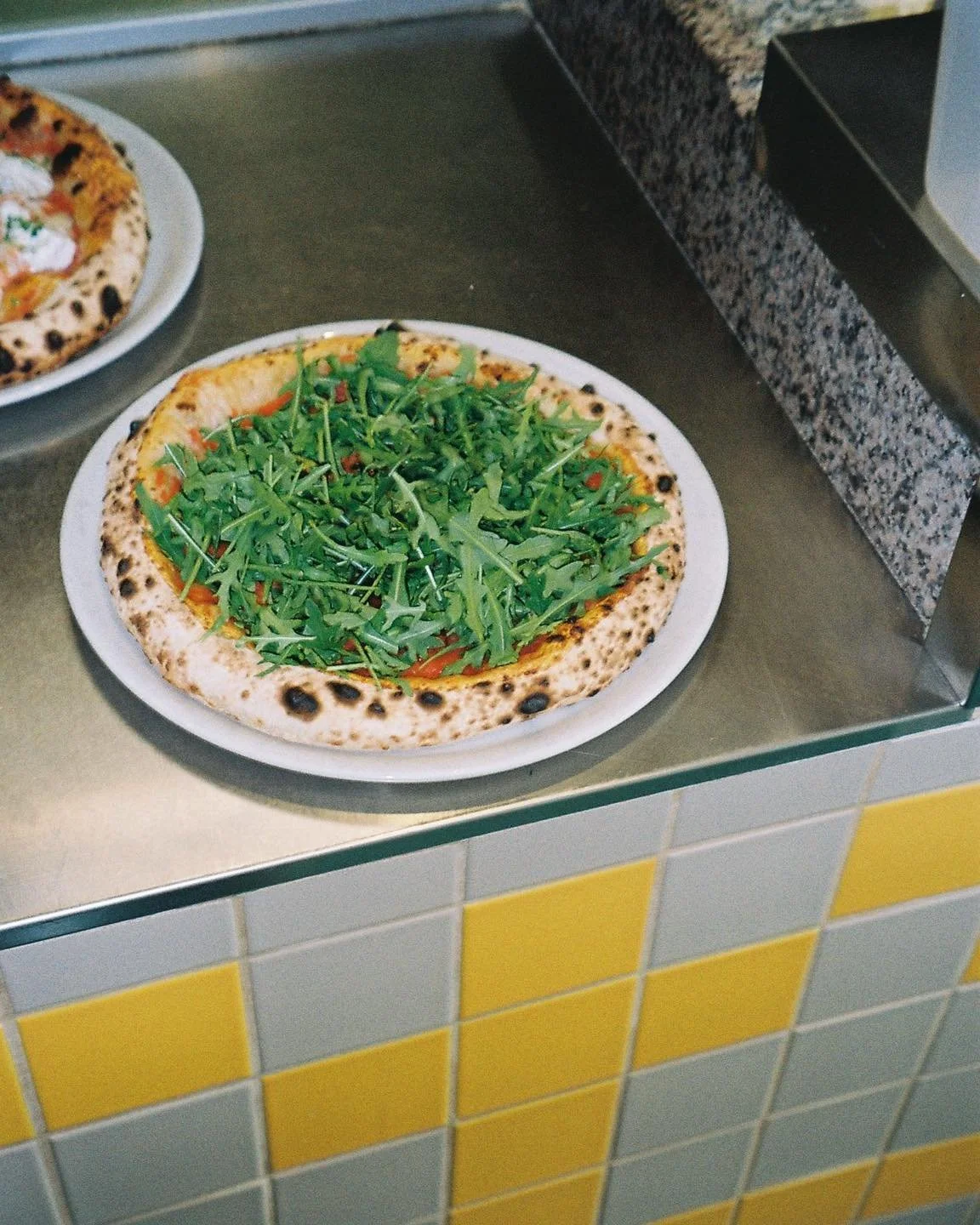 Pesto 🍕 pelati, mocarela iz kravjega mleka, domač bazilikin pesto, polsu&scaron;eni paradižniki, rukola 💥 na voljo tudi v veganski različici! 🙂&zwj;↕️