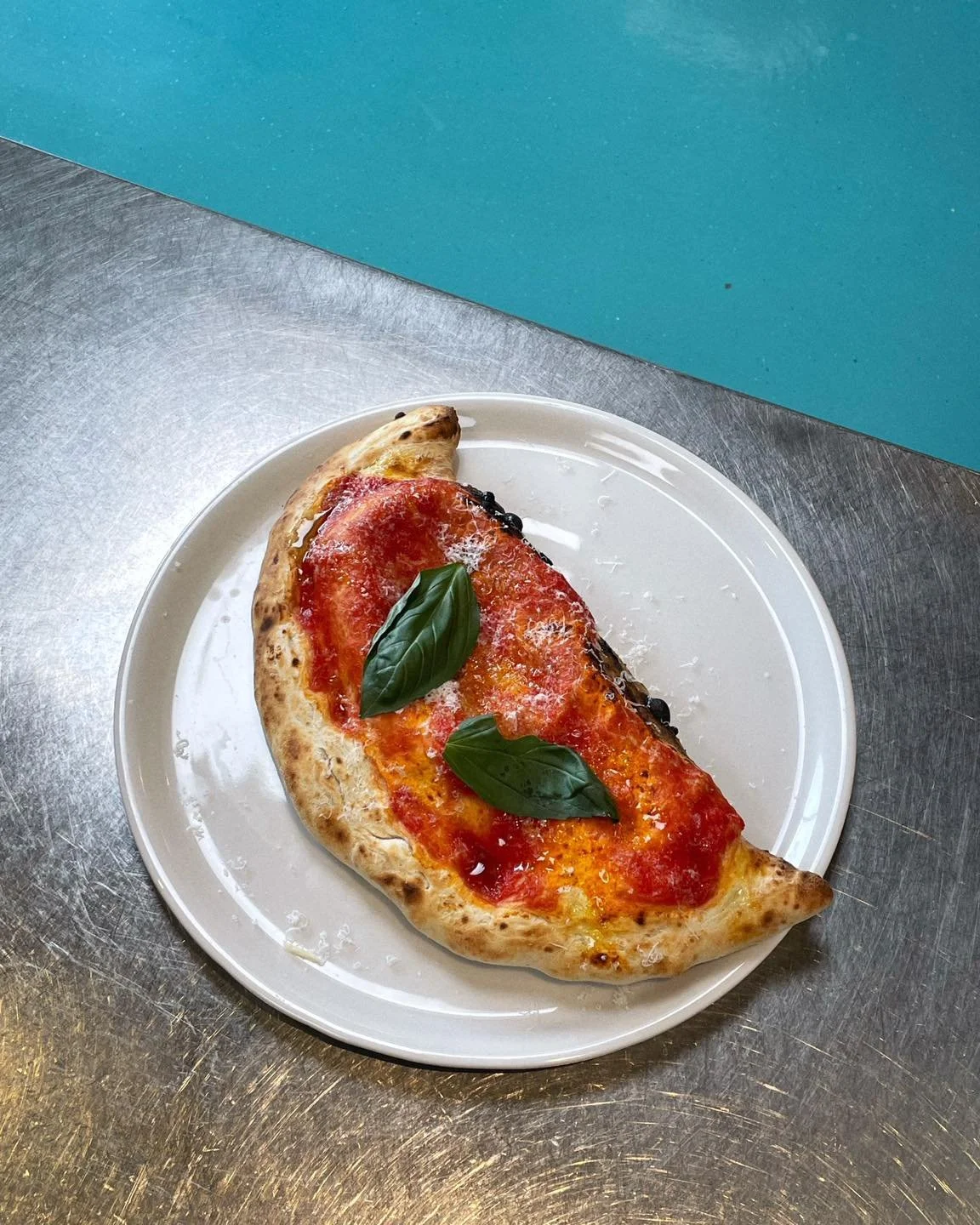 💥 Calzone! Z rikoto, kuhanim pr&scaron;utom, provolone sirom, artičokami, pelati, parmezanom in svežo baziliko. Sam &scaron;e do konca tedna⚡️