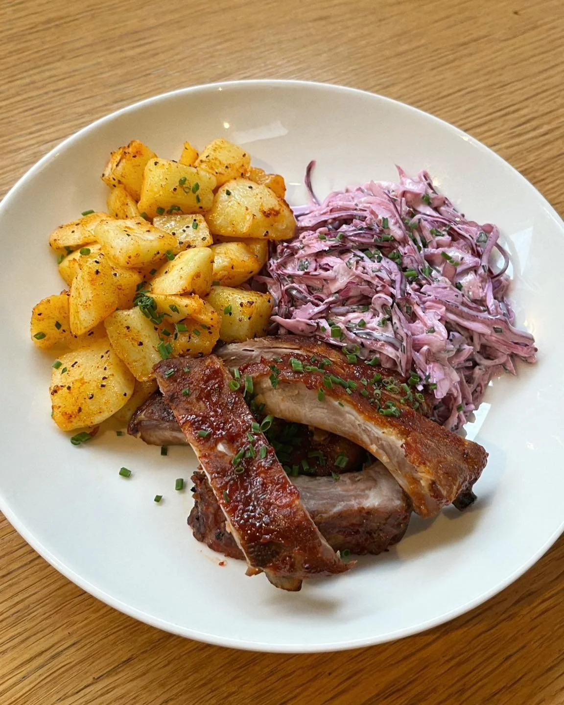 💥 Samo ta teden: Costolette - svinjska rebrca z zeljno solato in pečenim krompirčkom. Ni za zamudit! 🤸&zwj;♀️