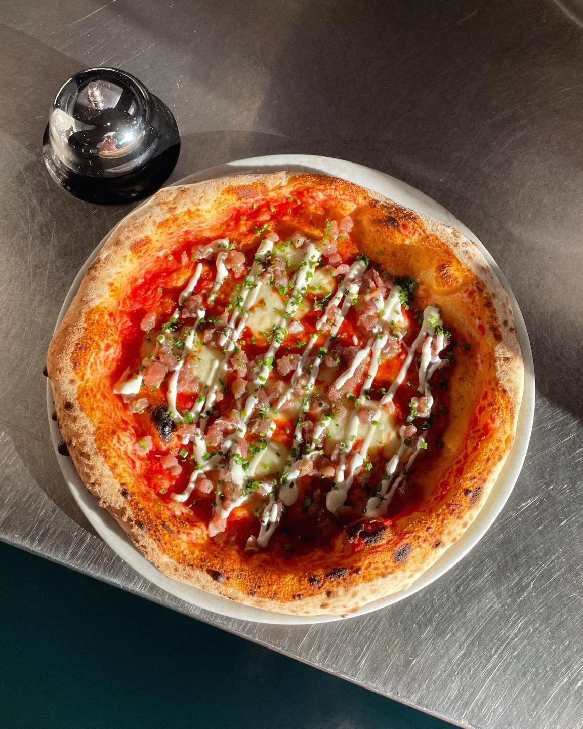 Če &scaron;e kdo ne ve, ena dobra pica na nedeljo, pomaga predelat dejstvo, da je jutr ponedeljek 🤓🙆