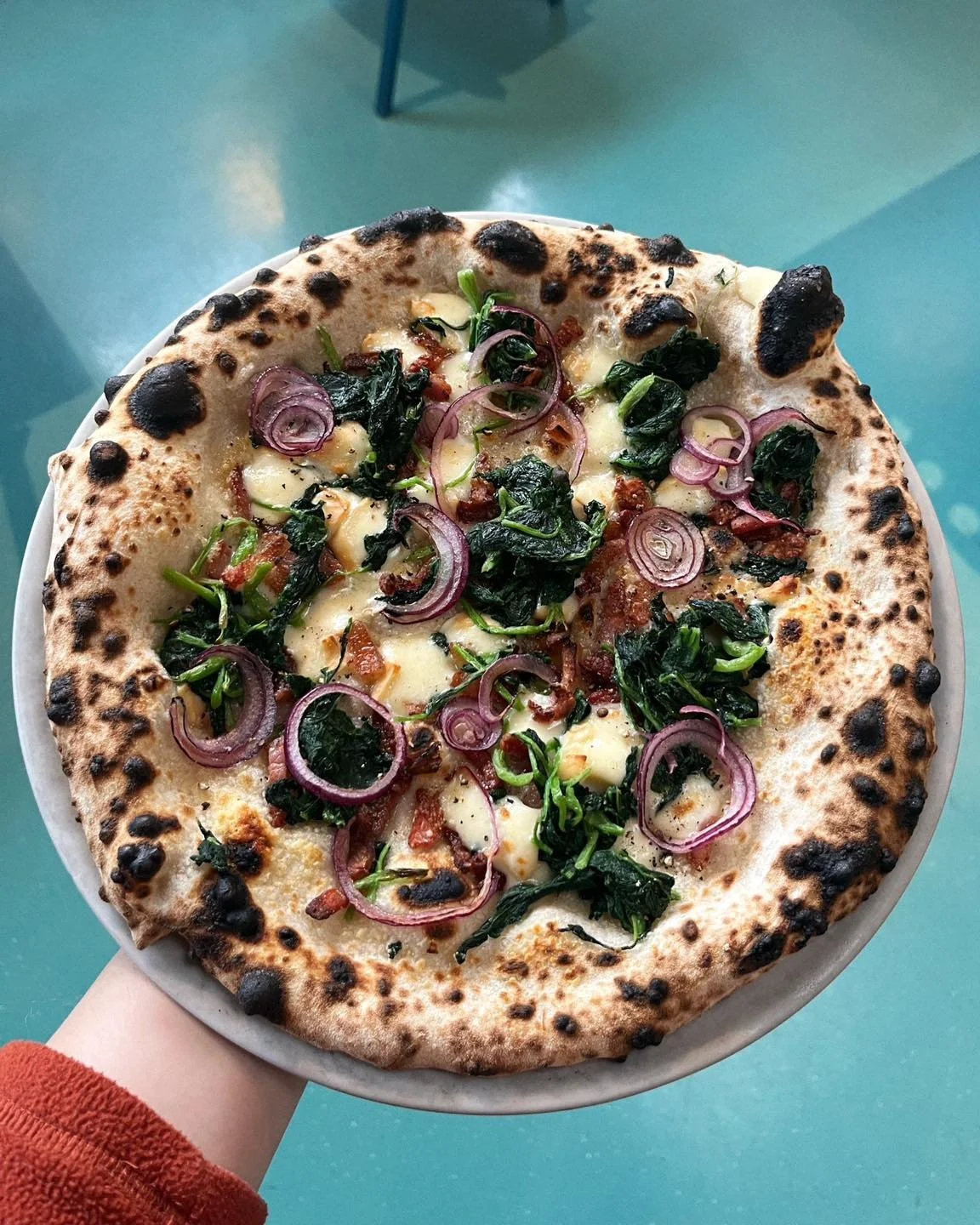 Tedenska pica Rapini z divjim brokolijem, dimljeno scamorzo, guanciale, rdečo čebulo in parmezanom, na žlico pa Lenticchie e salsiccia 💫 lepo vabljeni!