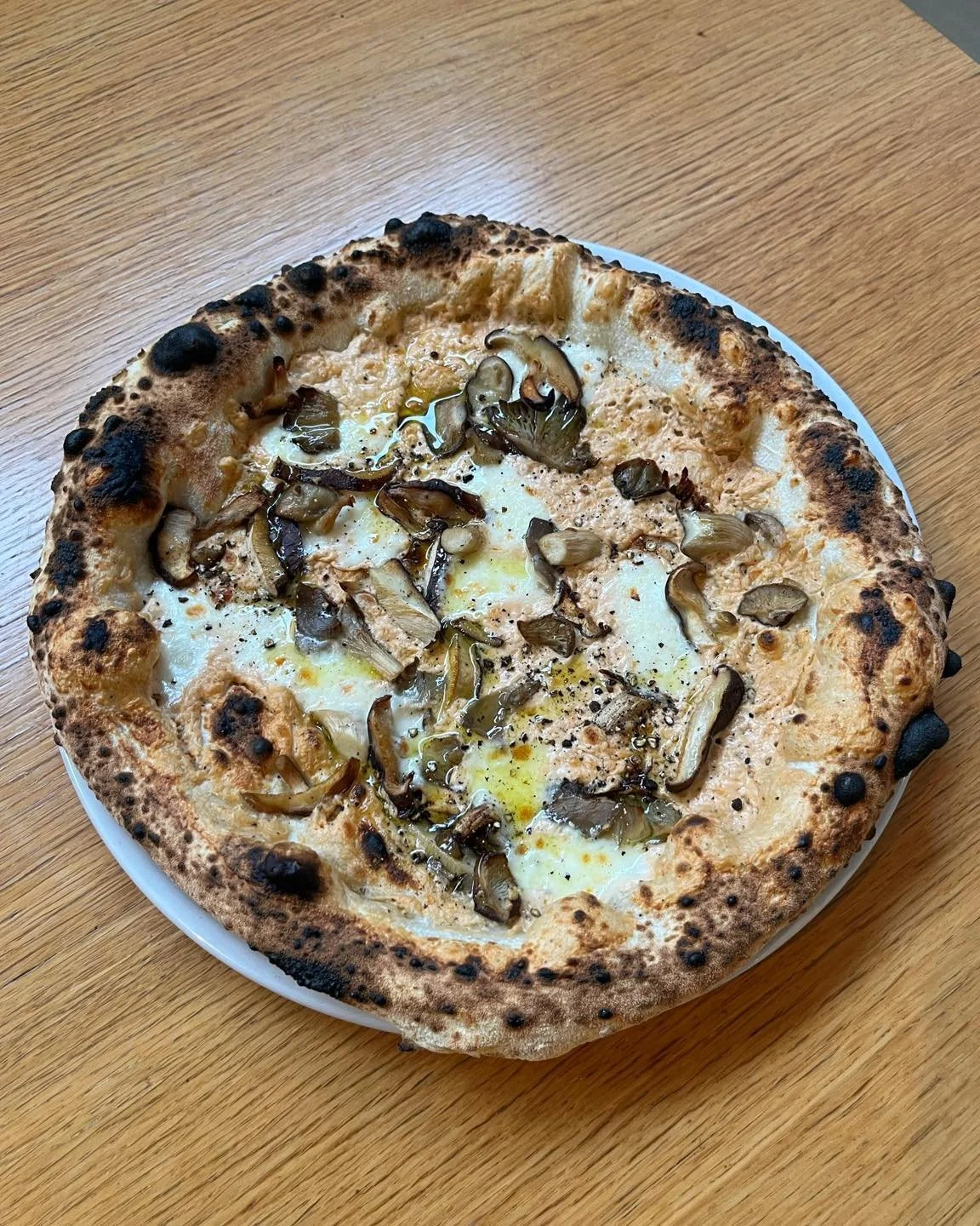 Nov teden, novi mi 👯&zwj;♀️ Al Bosco pica s kremo iz pecorina, mocarelo, poprom, pečenimi gobami in tartufovim oljem in pa&scaron;ta Diavola z ndujo! 💥