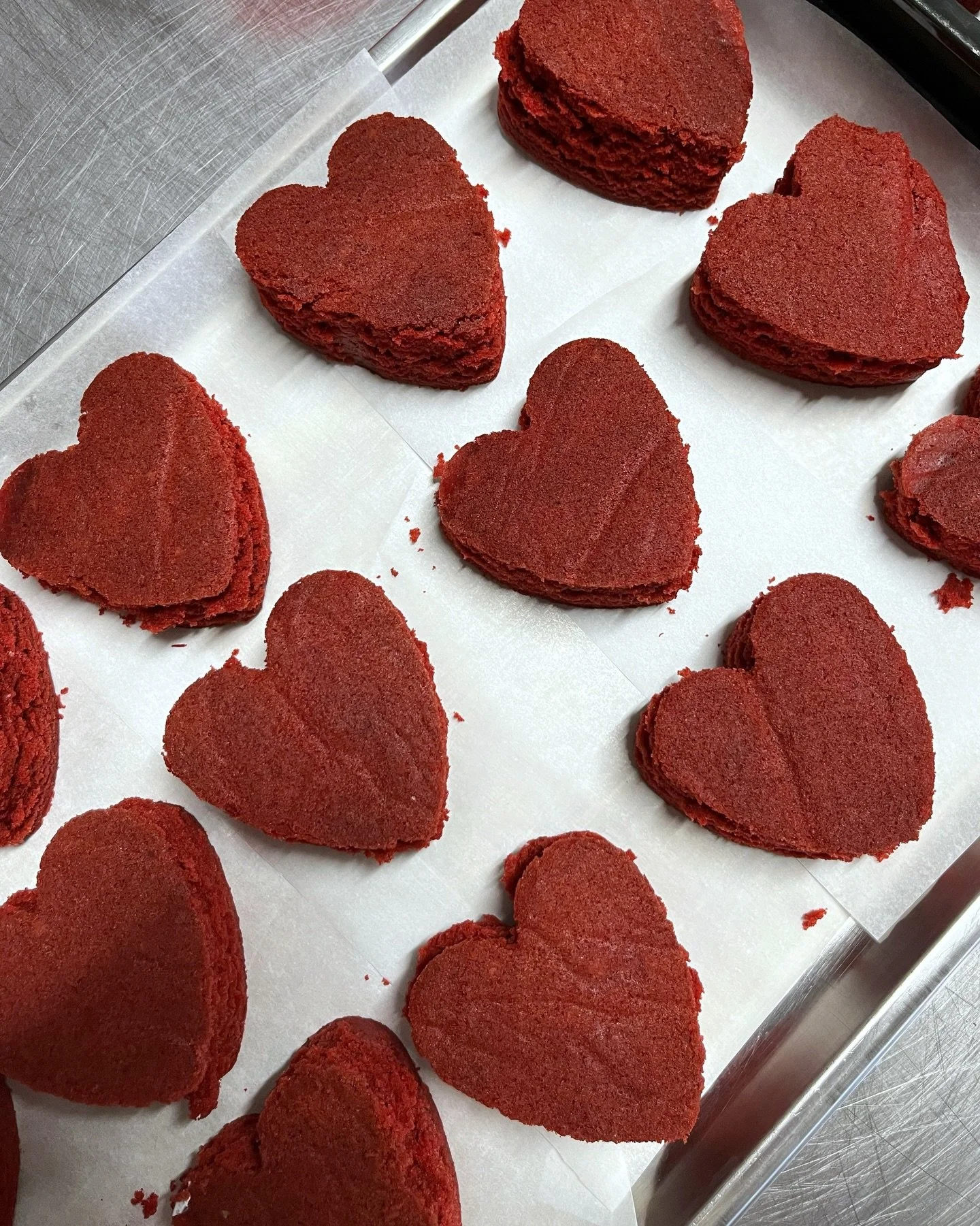 Danes pripelji svojo bolj&scaron;o polovico v trappo, častimo vama red velvet tortico z maskarpone kremo 💘 how more romantic can you get?! 😛