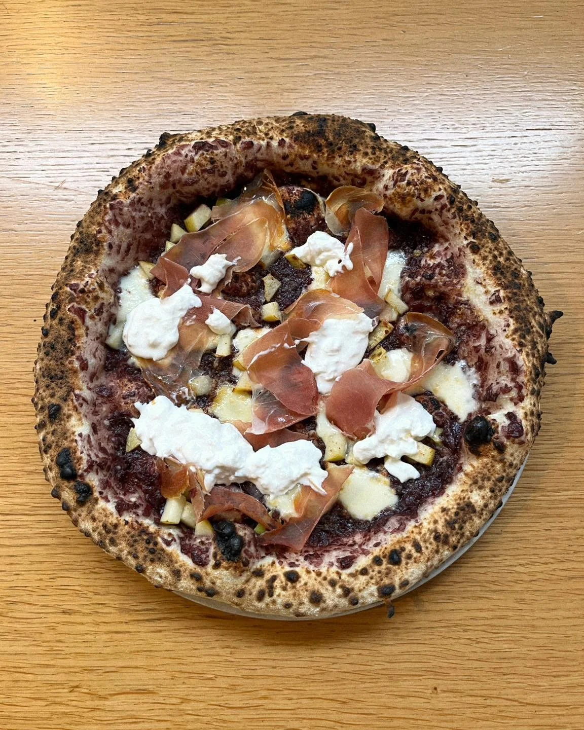 ⚡️ Pica Raddichio s kremo iz radiča, taleggio sirom, pečenimi hru&scaron;kami, Parma pr&scaron;utom in dimljeno stracciatello in lososov burger z zeli&scaron;čno majonezo, solato, kumarami in avokadom.
Samo do konca tedna! 🫨