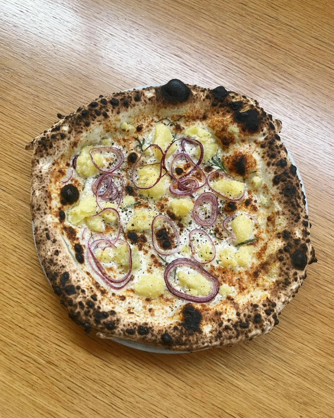 💥 Tedenskaaa! S smetano, krompirjem, parmezanom, rdečo čebulo, rožmarinom in poprom 🥔🍕