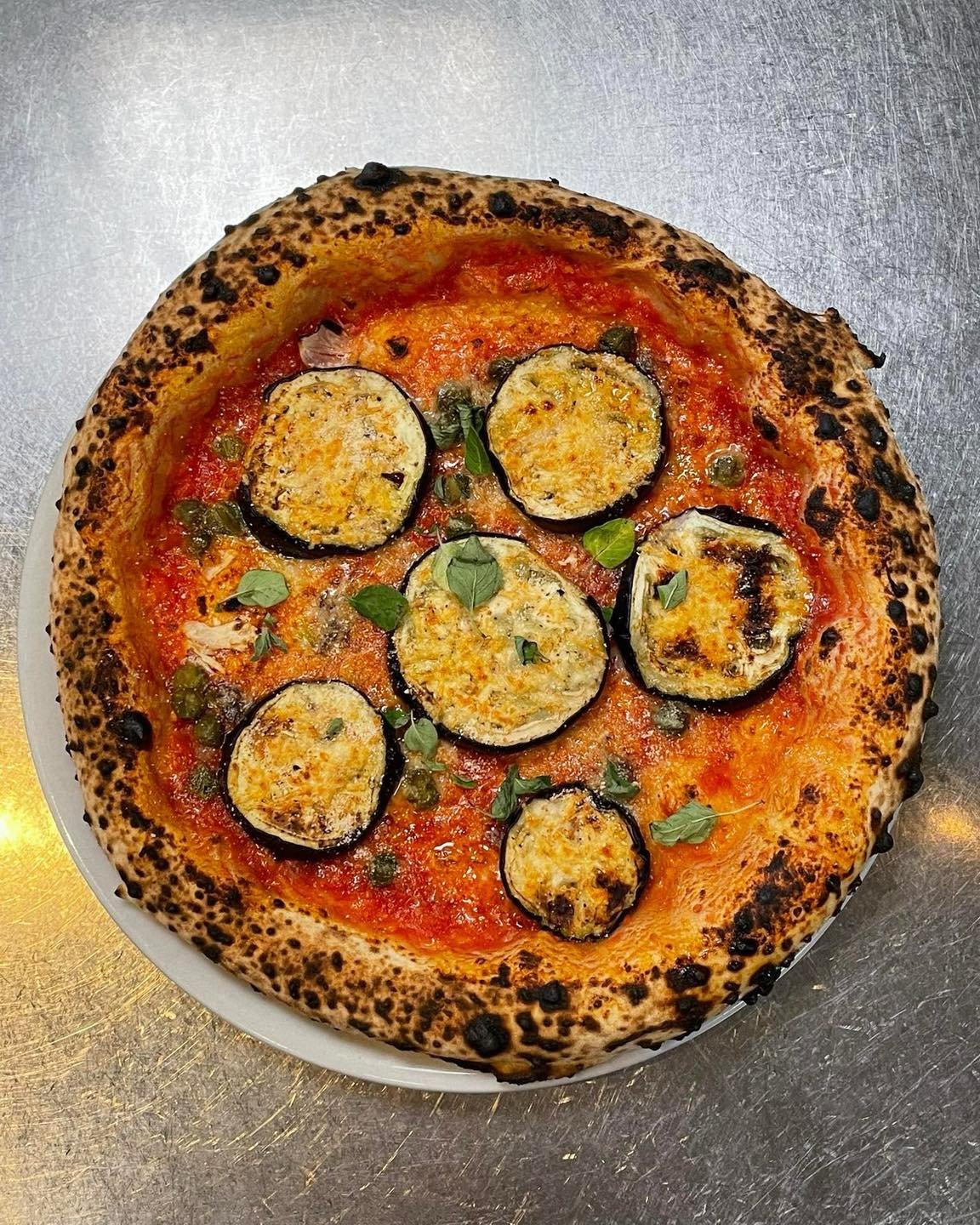 🗓️ Ta teden na sporedu: pica Parmigiana z inčuni in pa&scaron;ta s hi&scaron;nim bazilikinim pestom, rakci, stracciatello in rakovim fondom 🍝 dober tek! 🏃🏻&zwj;♂️