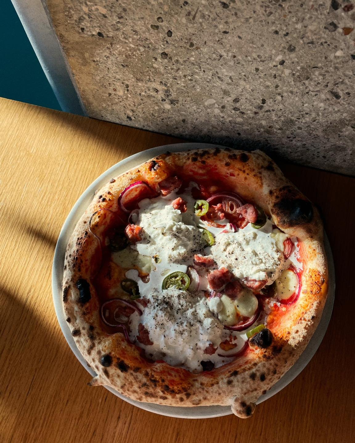 Kranjska 💥 pelati, mocarela, stracciatella, kranjska klobasa, rdeča čebula, feferoni 🌶️