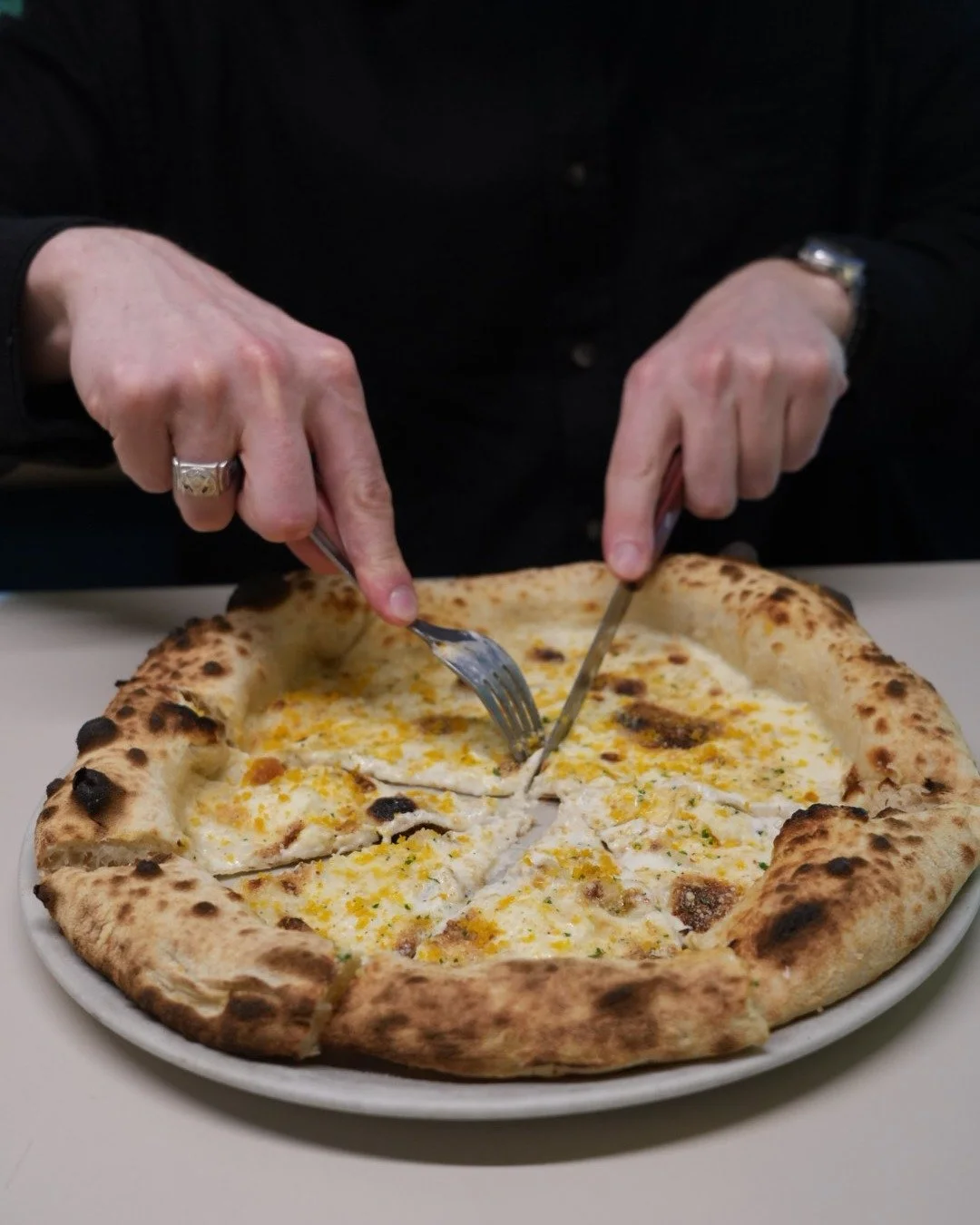 Tole lepotico smo mel spe&scaron;l za spomladanske trapparije, na belo, z limono, 10/10 🤭

// Bottarga // bivolja mozzarella, smetana, zeli&scaron;čne drobtine, limona, bottarga