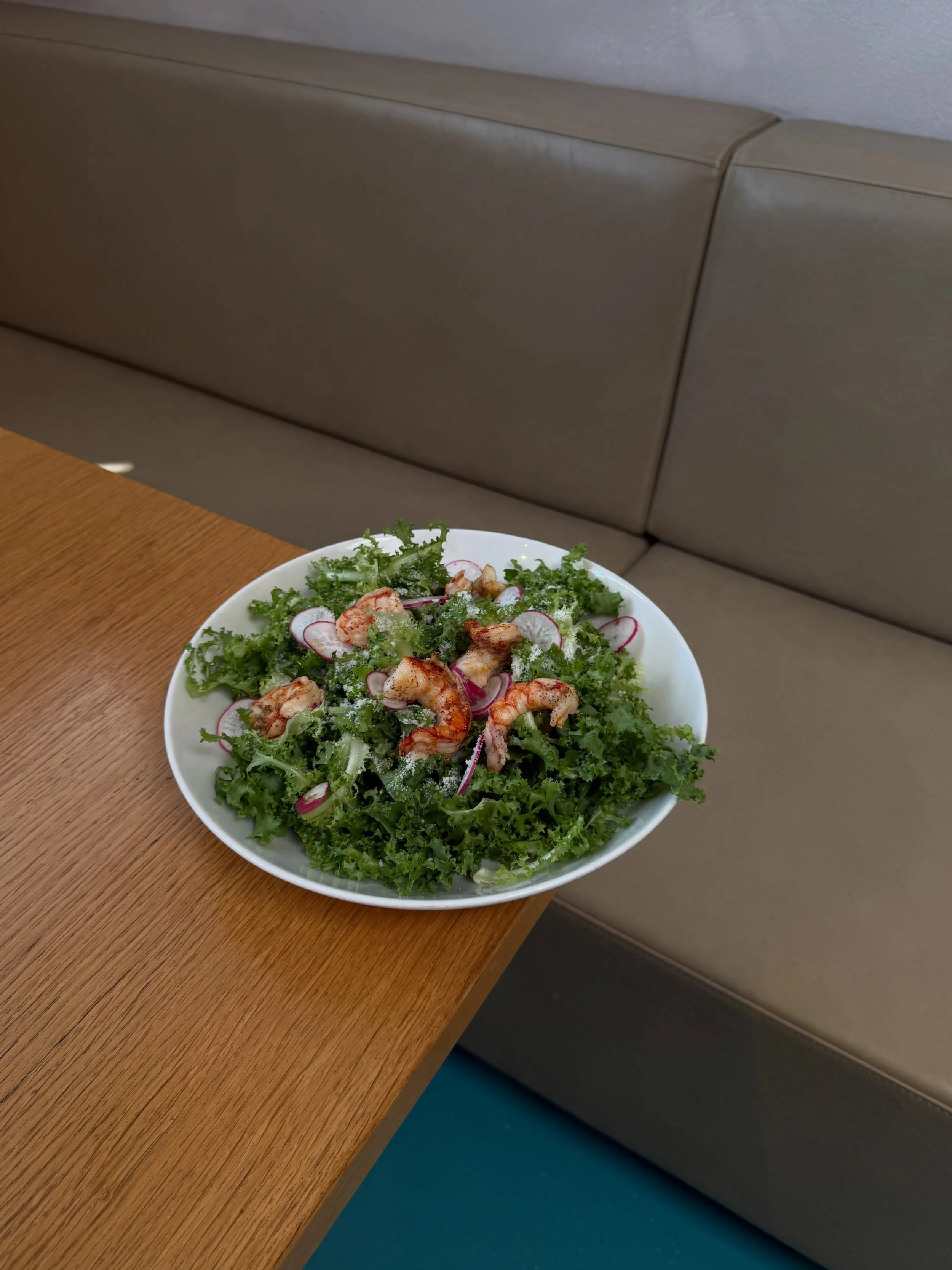 Solata in krompirček kombo za lep&scaron;i četrtek? Ja, prosim! 🥗

#trappa #lunch #sweetpotatoefries #slovenia #fyp