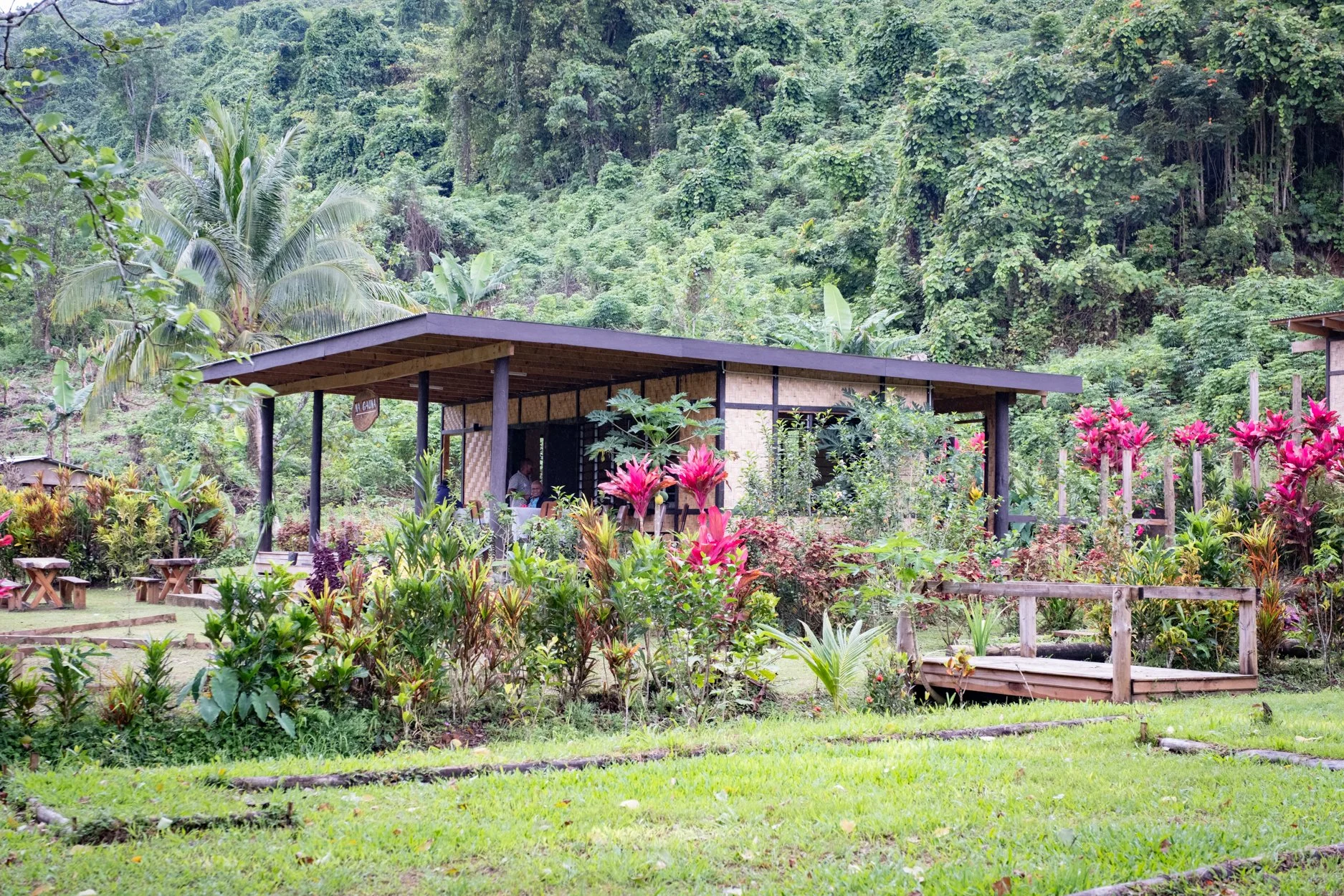 FIJI-Maniavatu-wwaterfall-563982.jpg