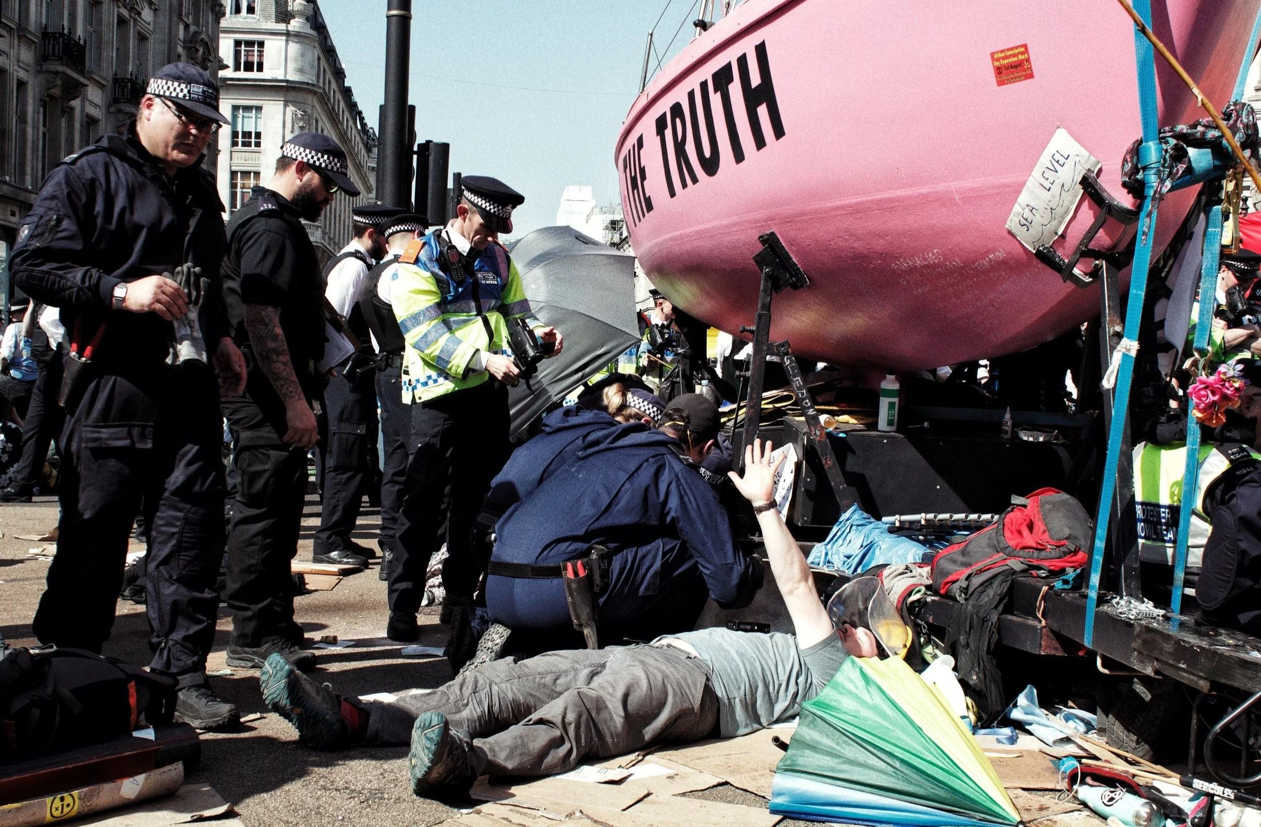 Angela+Christofilou_XR+protests+bridges+takeover+2019_053.jpg