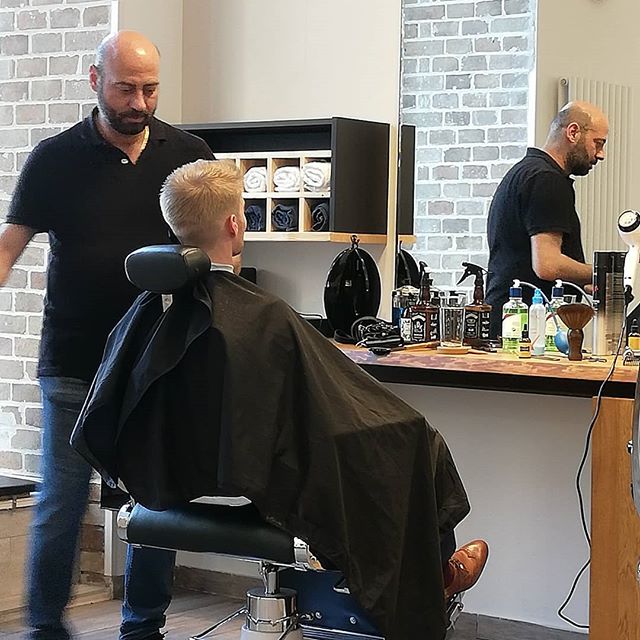 The gentlemen&rsquo;s morning at George Hair Salon...a gEorgeous morning !!!
😎🕴
| www.georgehairsalon.at |
 #georgehairsalonwien #friseurwien #barberwien #haircutvienna #praterstern #hairsalon #hairsalonwien
