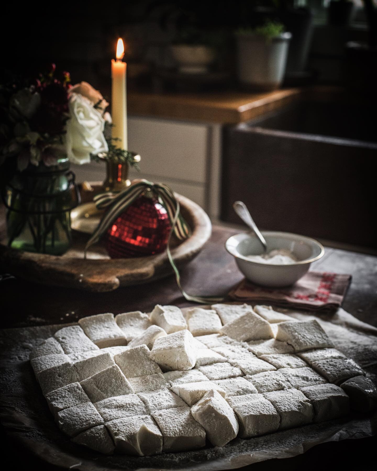 Homemade marshmallows ✨

1 cup water, divided
3 tablespoons gelatin
1 cup honey
1/2 teaspoon salt
1 teaspoon vanilla (1/2 teaspoon vanilla bean)
Arrowroot powder

Line a 9 x 13 inch baking dish with parchment paper. Sprinkle with arrowroot powder and