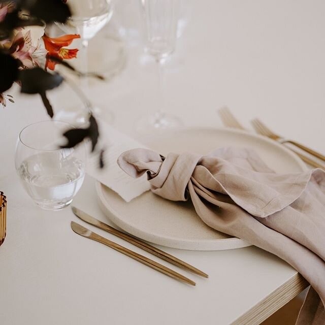 &bull;It has been a hot while... &bull;
.
.
Photo ~ @nitameyerphotography .
. 
#drapelinen #linenhire #purelinen #frenchlinen #napkins #napkinsupplier #weddinglinen #weddingnapkins #tablescape