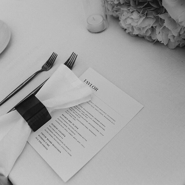 &bull; Napkins rings are a yes from me when they look as classy as these ones from @psiloveyoueventsnz for A+B &bull;
.
.
Photo ~ @stephanandnakita .
. 
#drapelinen #linenhire #purelinen #frenchlinen #napkins #napkinsupplier #weddinglinen #weddingnap