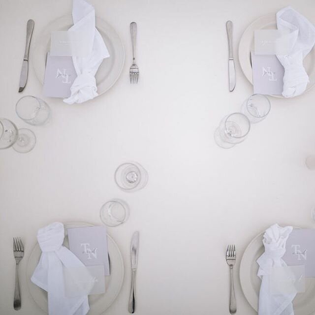 &bull; T + N know how to nail simplicity feat. a voluptuous knot&bull;
.
.
Photo ~ @official_photographers . 
#drapelinen #linenhire #purelinen #frenchlinen #napkins #napkinsupplier #weddinglinen #weddingnapkins #tablescape