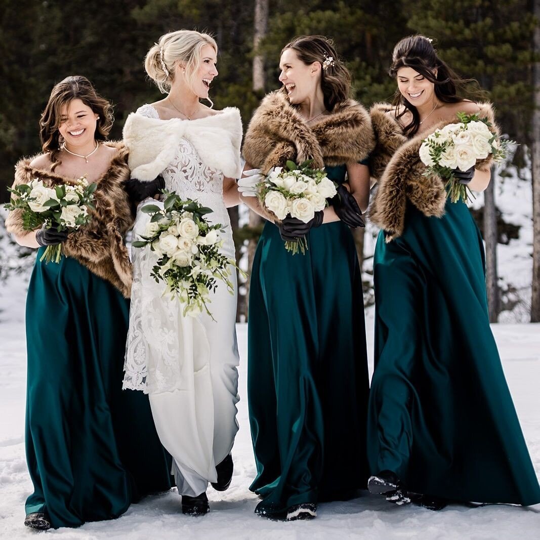I find that my favourite colour changes a lot, but dark green has been dominating for quite a while now so it won't be a surprise I love these bridesmaid dresses! The combination with fur shawls and romantic white florals by @catherinaloves petals is